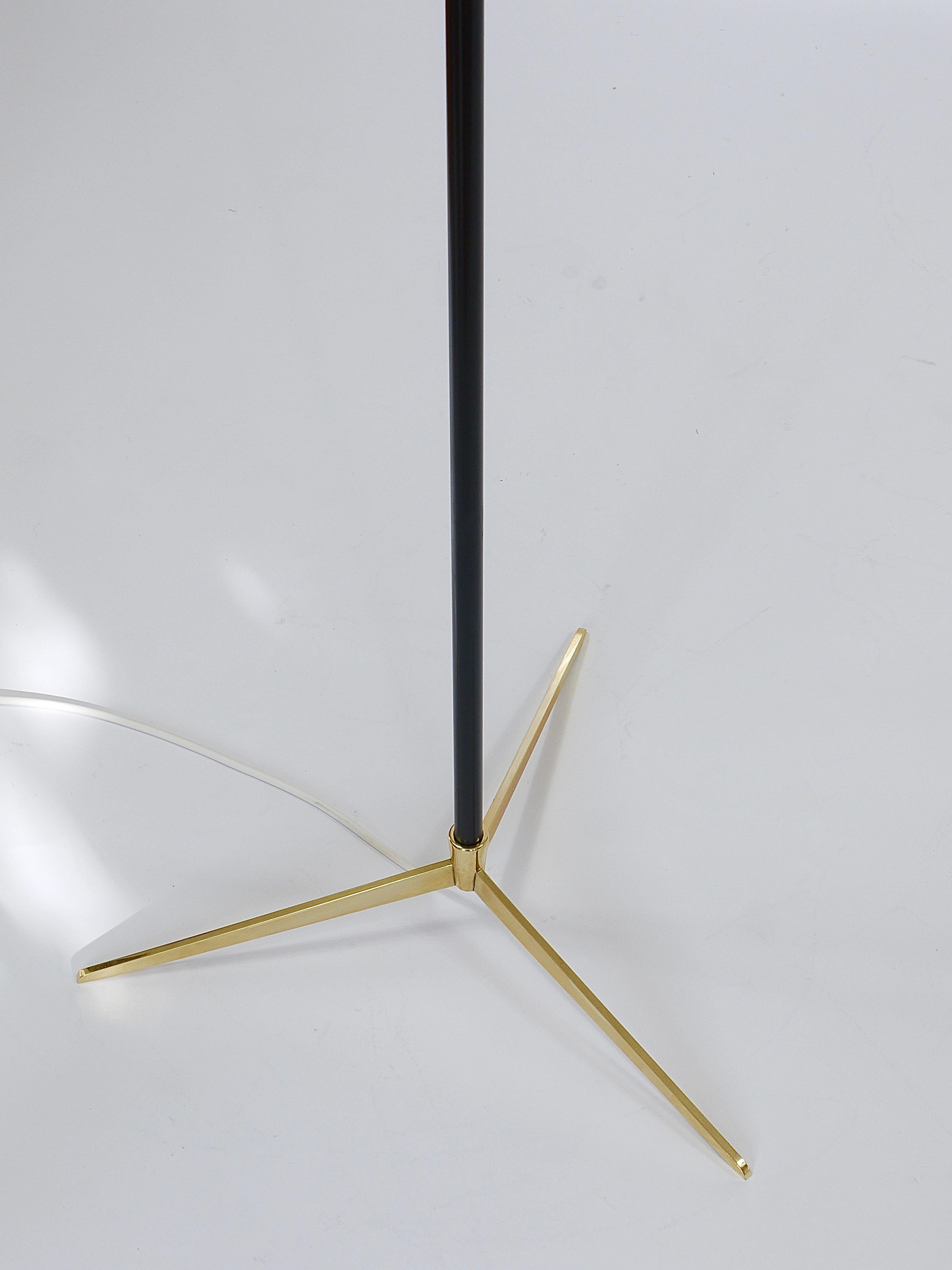 XX secolo J.T. Lampada da terra Kalmar Micheline di metà secolo, base a treppiede in ottone, Austria, anni '50 in vendita