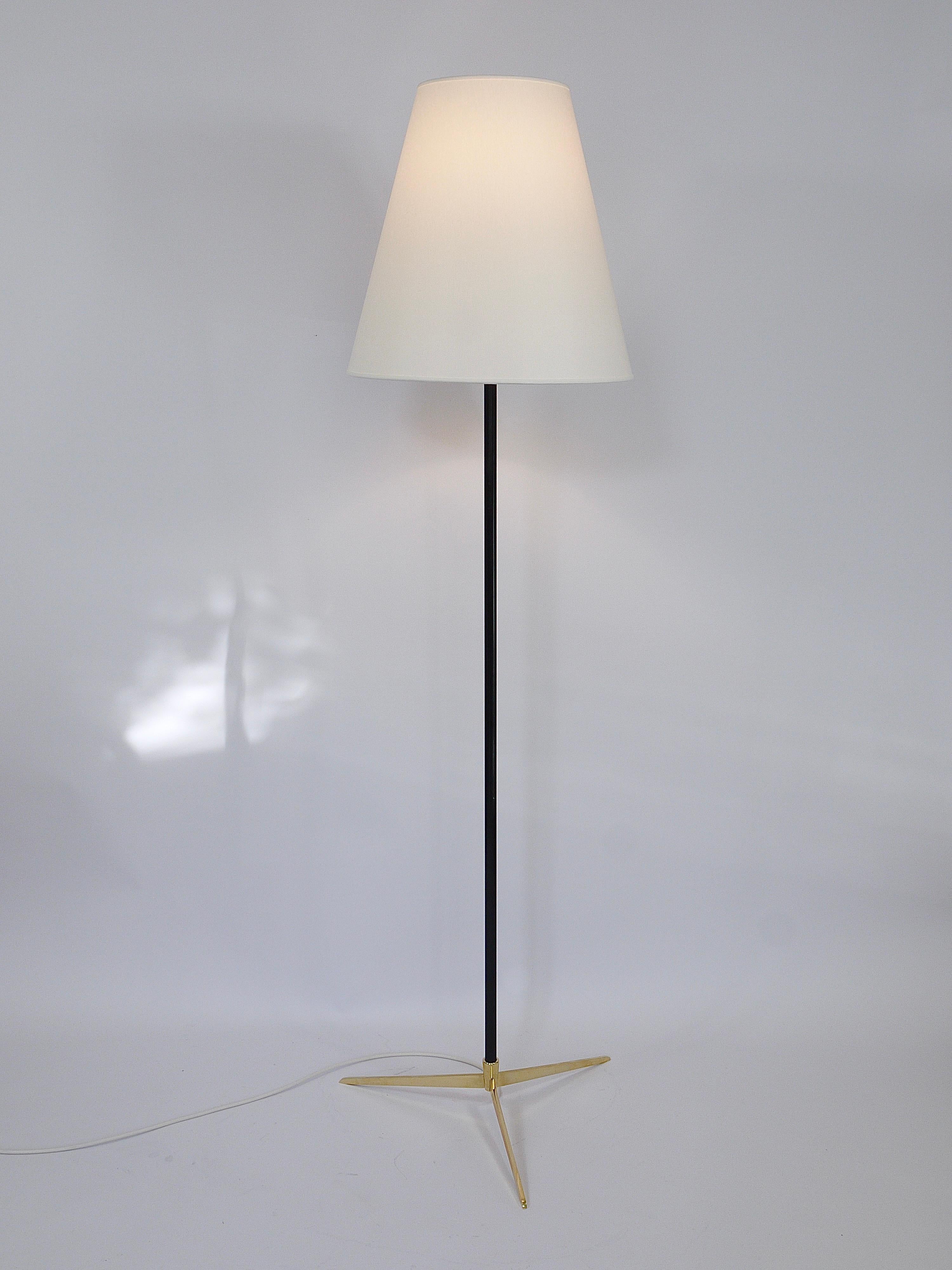 Metallo J.T. Lampada da terra Kalmar Micheline di metà secolo, base a treppiede in ottone, Austria, anni '50 in vendita