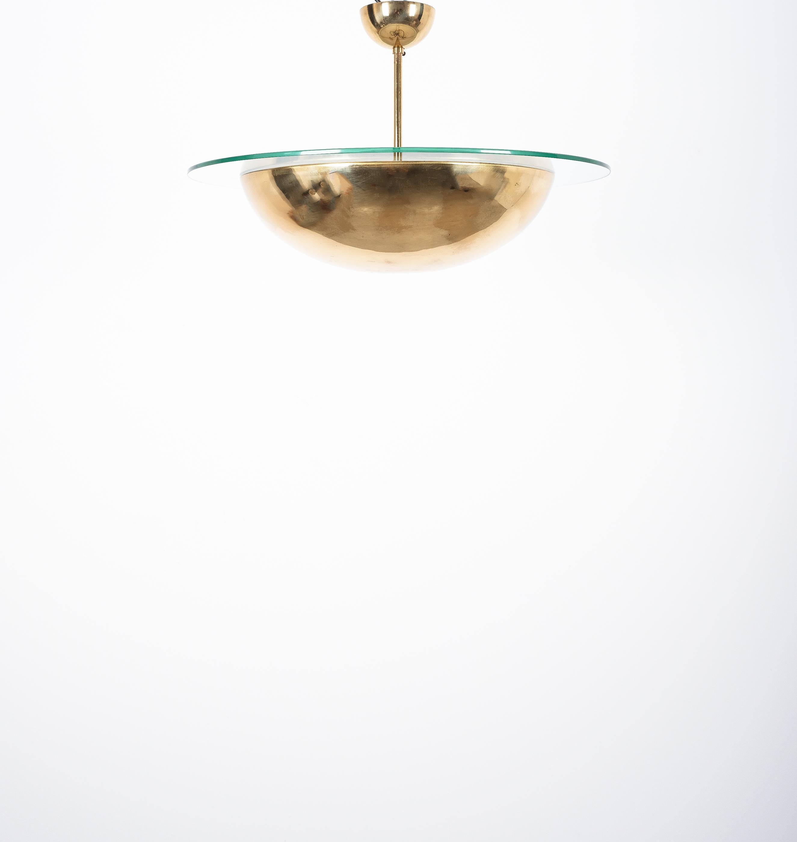 Lustre ou semi-encastré vintage J.T Kalmar parfaitement conservé, Autriche, vers 1970
Rappelant les montures encastrées classiques de l'Art déco, cette pièce se compose d'une seule coupelle en laiton entourée d'un anneau en verre. Trois ampoules