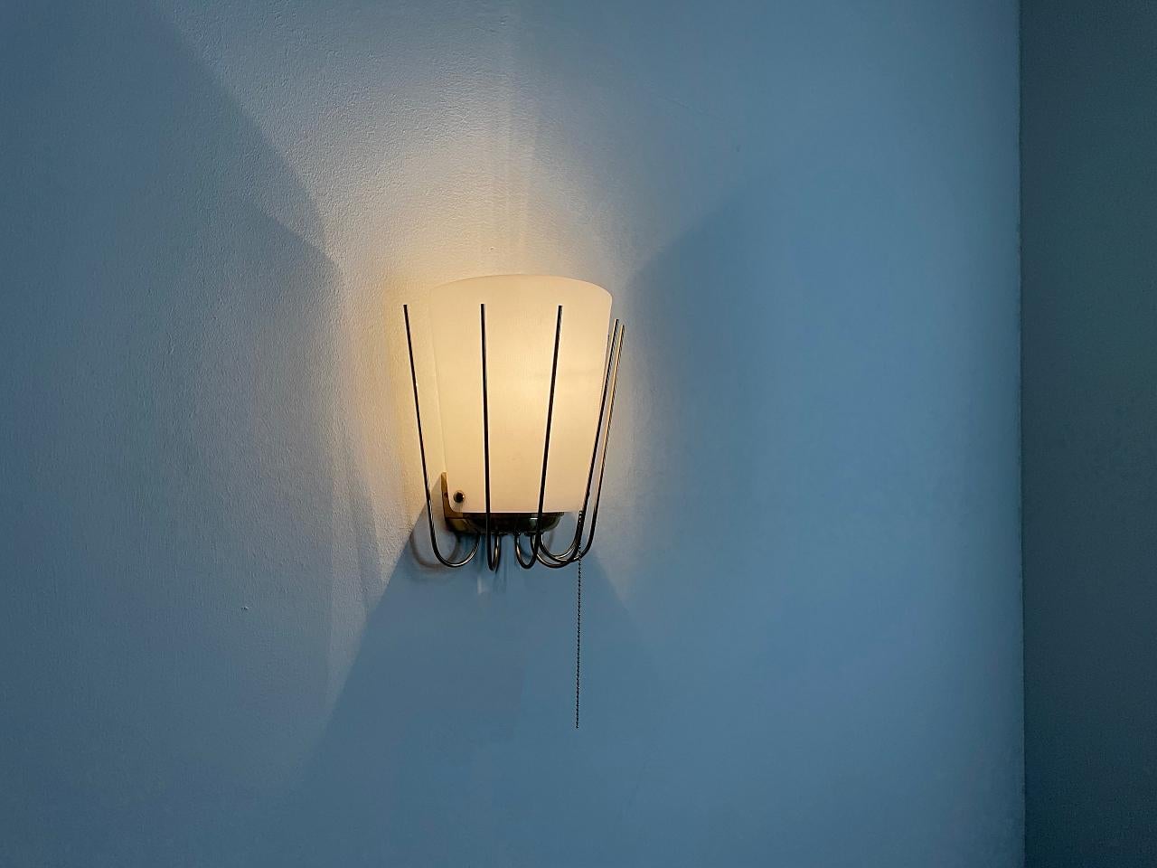 20ième siècle J.T. Kalmar Lighting, applique en laiton du milieu du siècle, épingles en laiton, années 1950, Autriche en vente