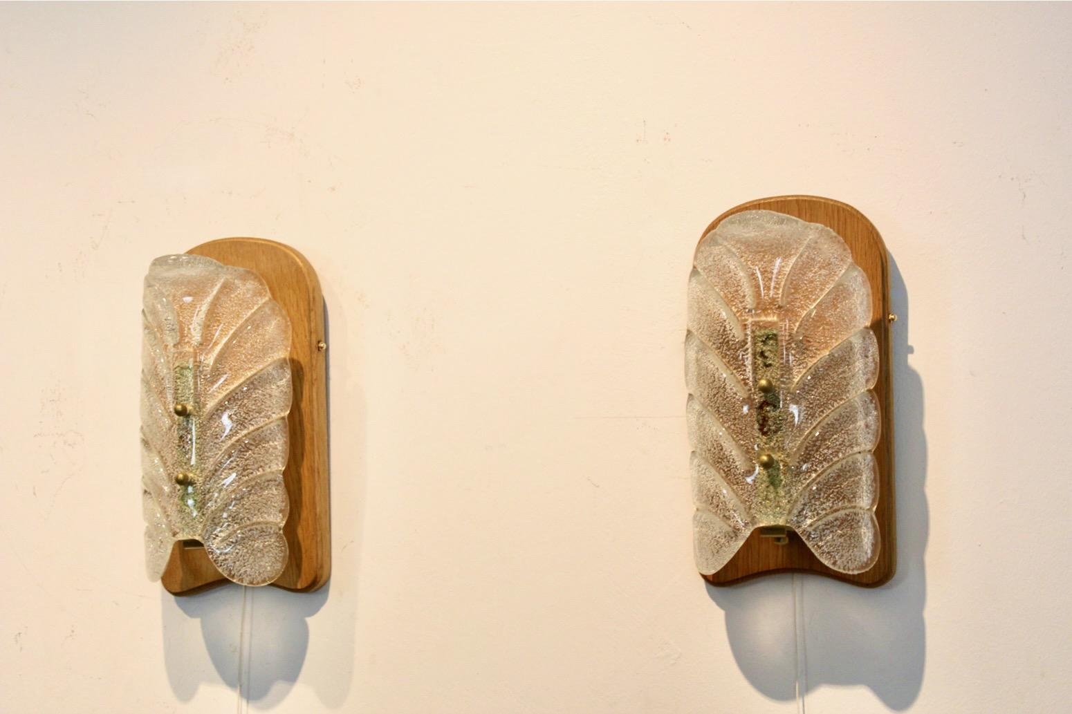 J.T. Kalmar Pair of Mid-Century Modern Wall Sconces in Molded Glass and Wood Moderno de mediados de siglo en venta