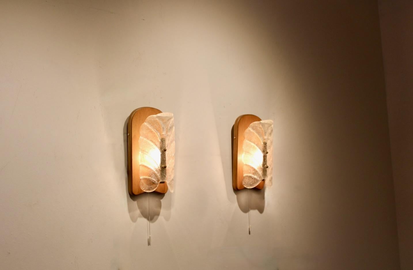 J.T. Kalmar Pair of Mid-Century Modern Wall Sconces in Molded Glass and Wood Austríaco en venta