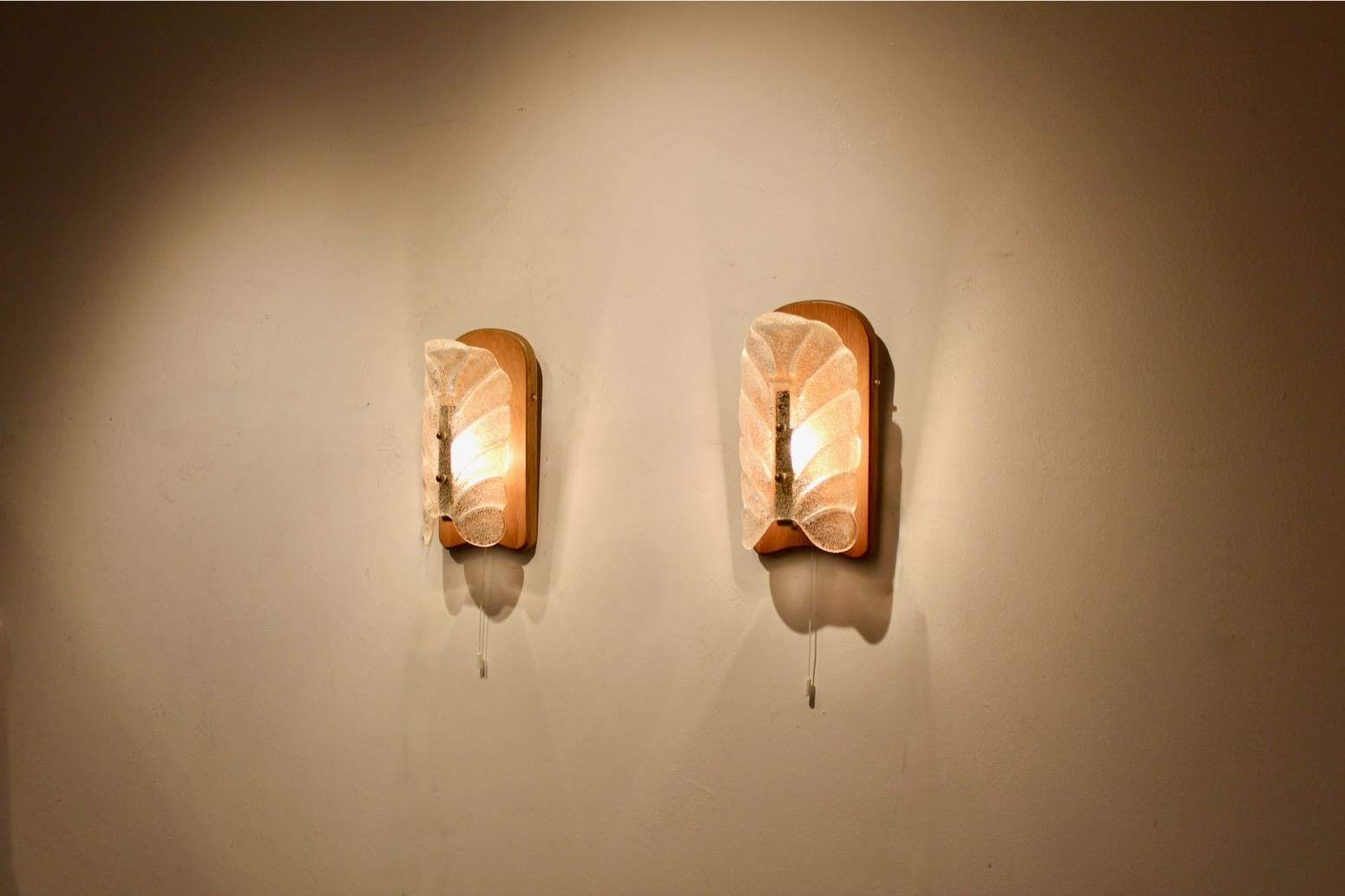 J.T. Kalmar Pair of Mid-Century Modern Wall Sconces in Molded Glass and Wood en Bueno estado para la venta en Voorburg, NL