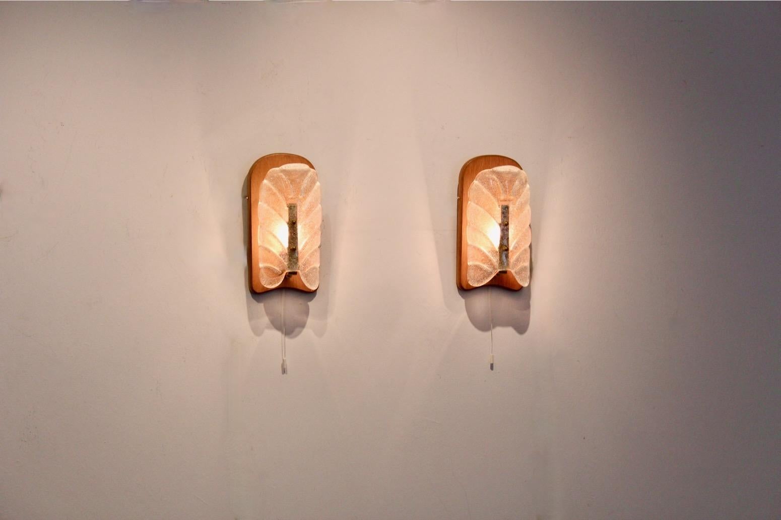 J.T. Kalmar Pair of Mid-Century Modern Wall Sconces in Molded Glass and Wood siglo XX en venta