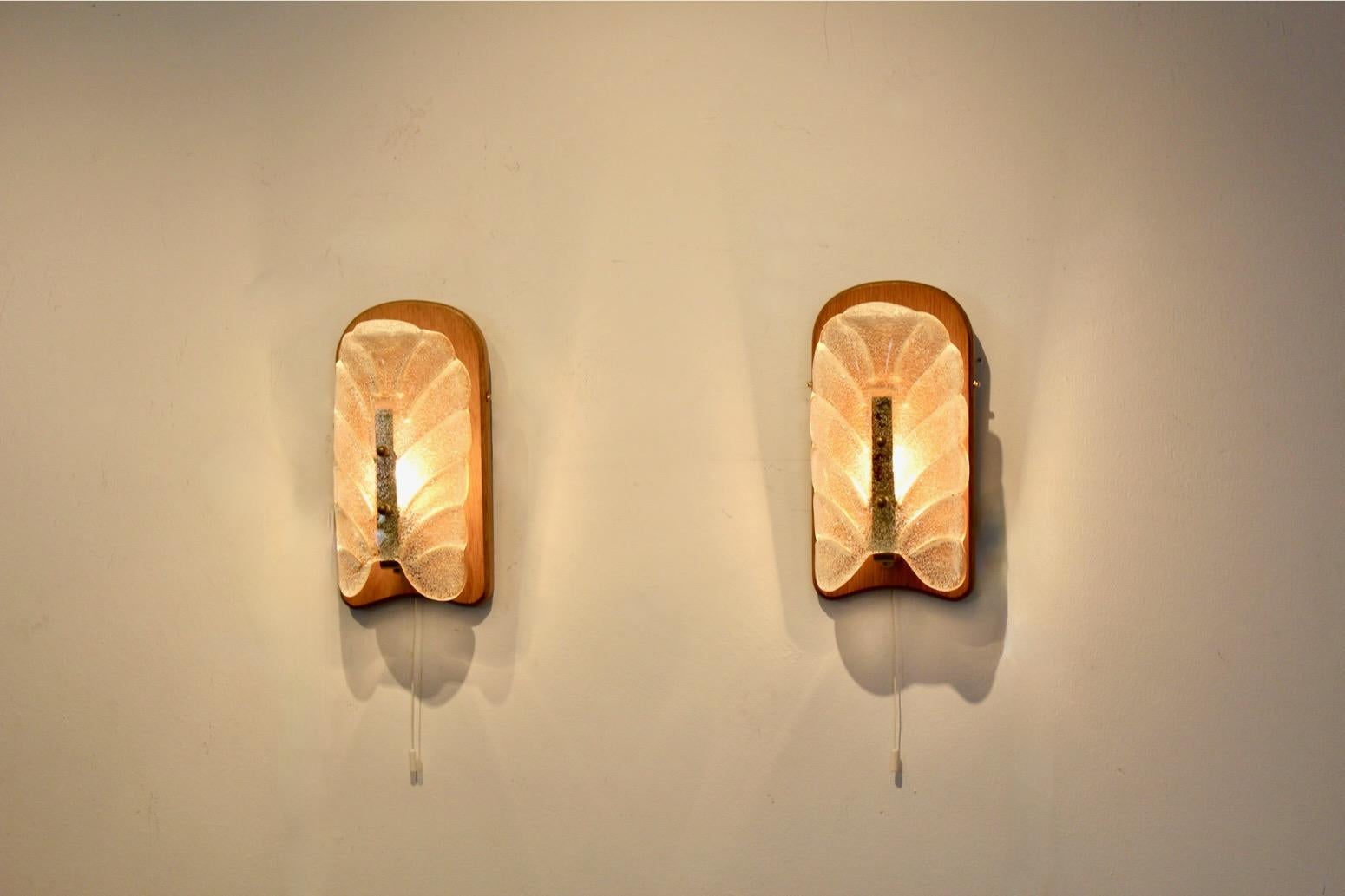 J.T. Kalmar Pair of Mid-Century Modern Wall Sconces in Molded Glass and Wood Vidrio en venta