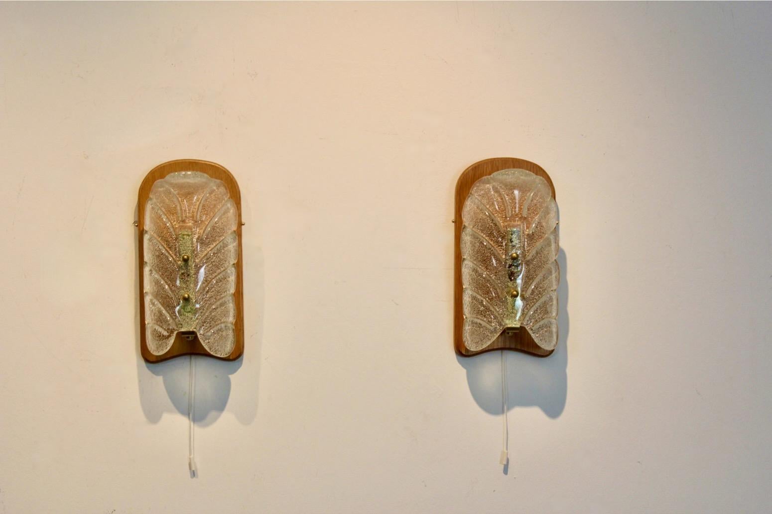 J.T. Kalmar Pair of Mid-Century Modern Wall Sconces in Molded Glass and Wood en venta 1