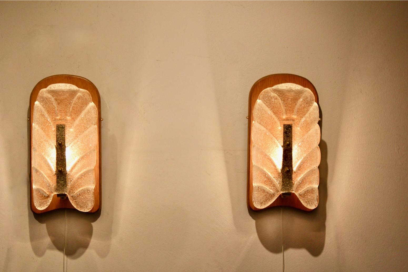 J.T. Kalmar Pair of Mid-Century Modern Wall Sconces in Molded Glass and Wood en venta 2