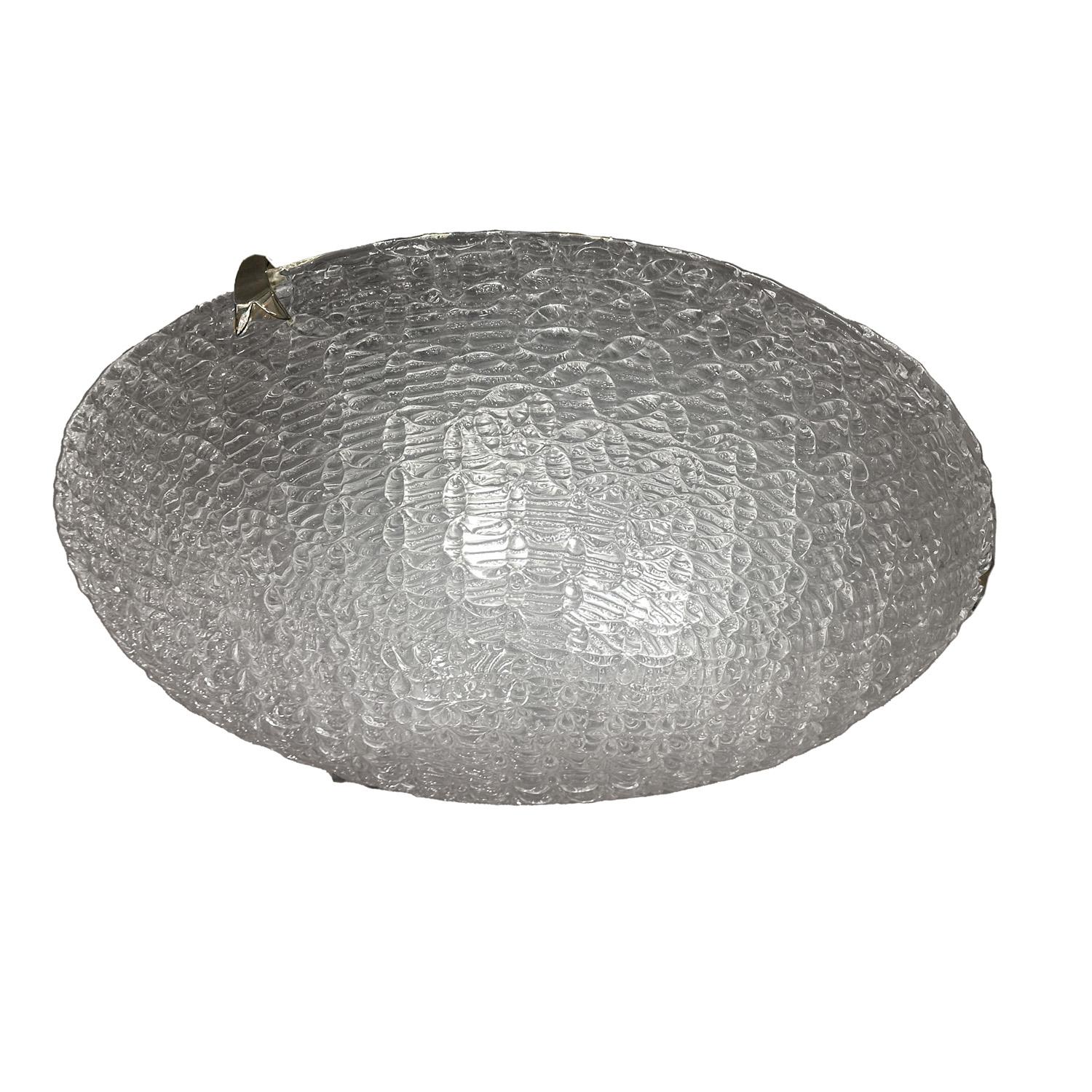 Questo apparecchio da incasso con parabola bassa del produttore austriaco JT Kalmar ha un motivo che ricorda le gocce di pioggia in uno specchio d'acqua. Tre lampadine da 60 watt forniscono la giusta quantità di luce. Perfetto per una cabina armadio