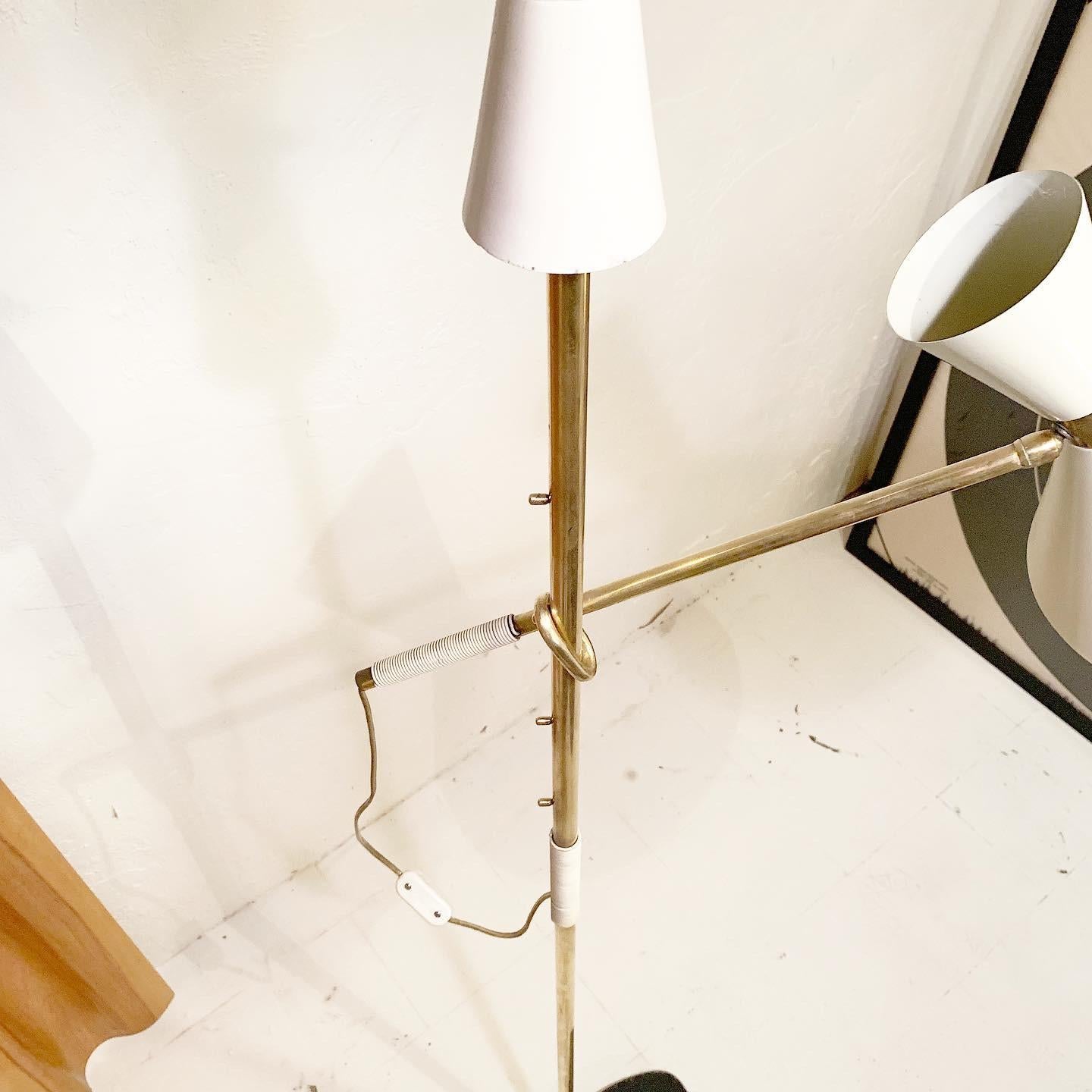 This lamp has an adjustable metal shade and an uplight.
Vintage condition
the top uplight click switch isn’t working but when the lamp is plugged in it works great.


    