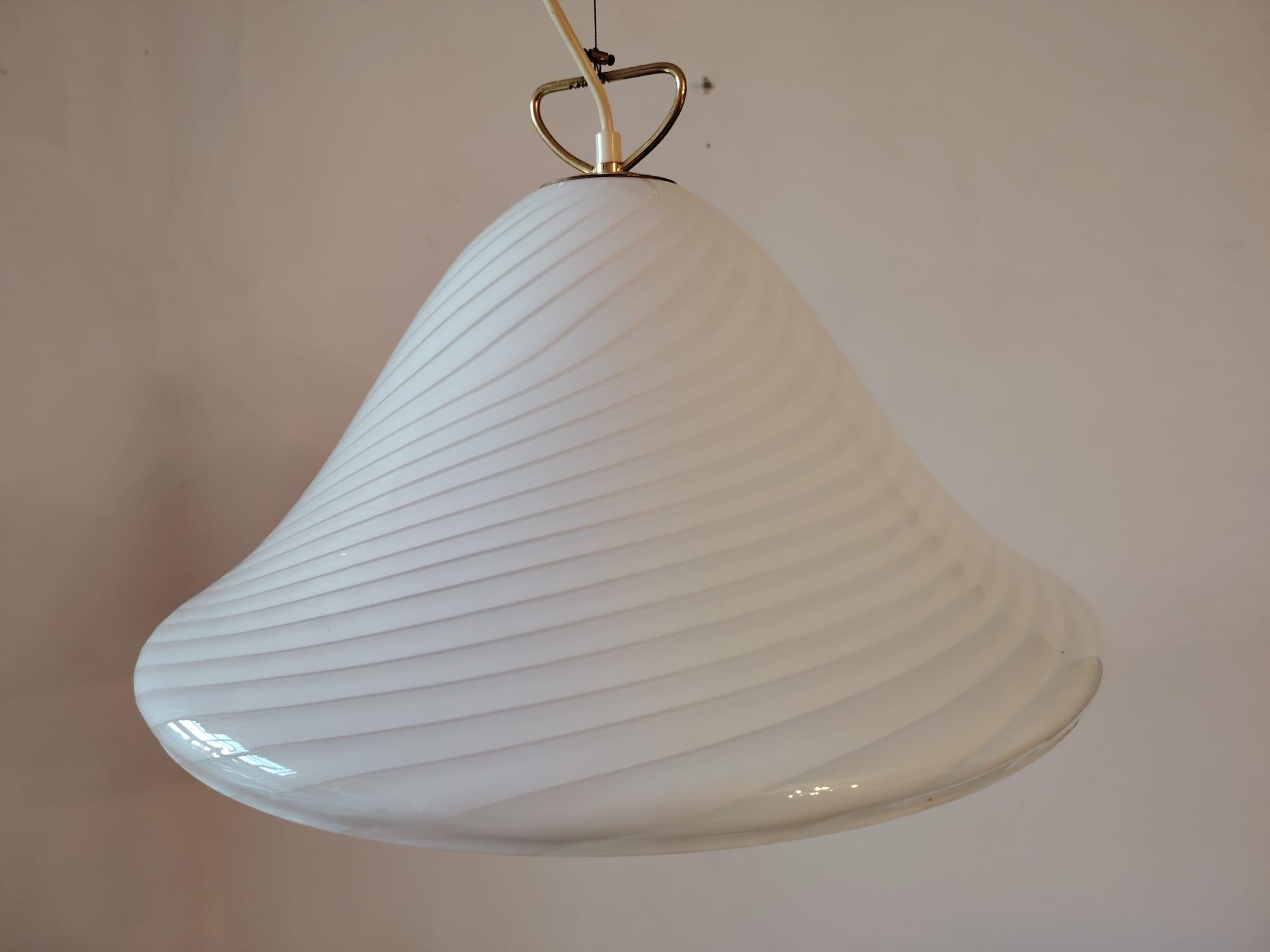 J.T. Kalmar-Hängeleuchte mit Murano-Glaspendel mit Wirbelmuster aus den 1970er Jahren.
Maße Glas: Durchmesser 46 cm, Höhe 23cm
2 Stück verfügbar, Preis pro Stück
