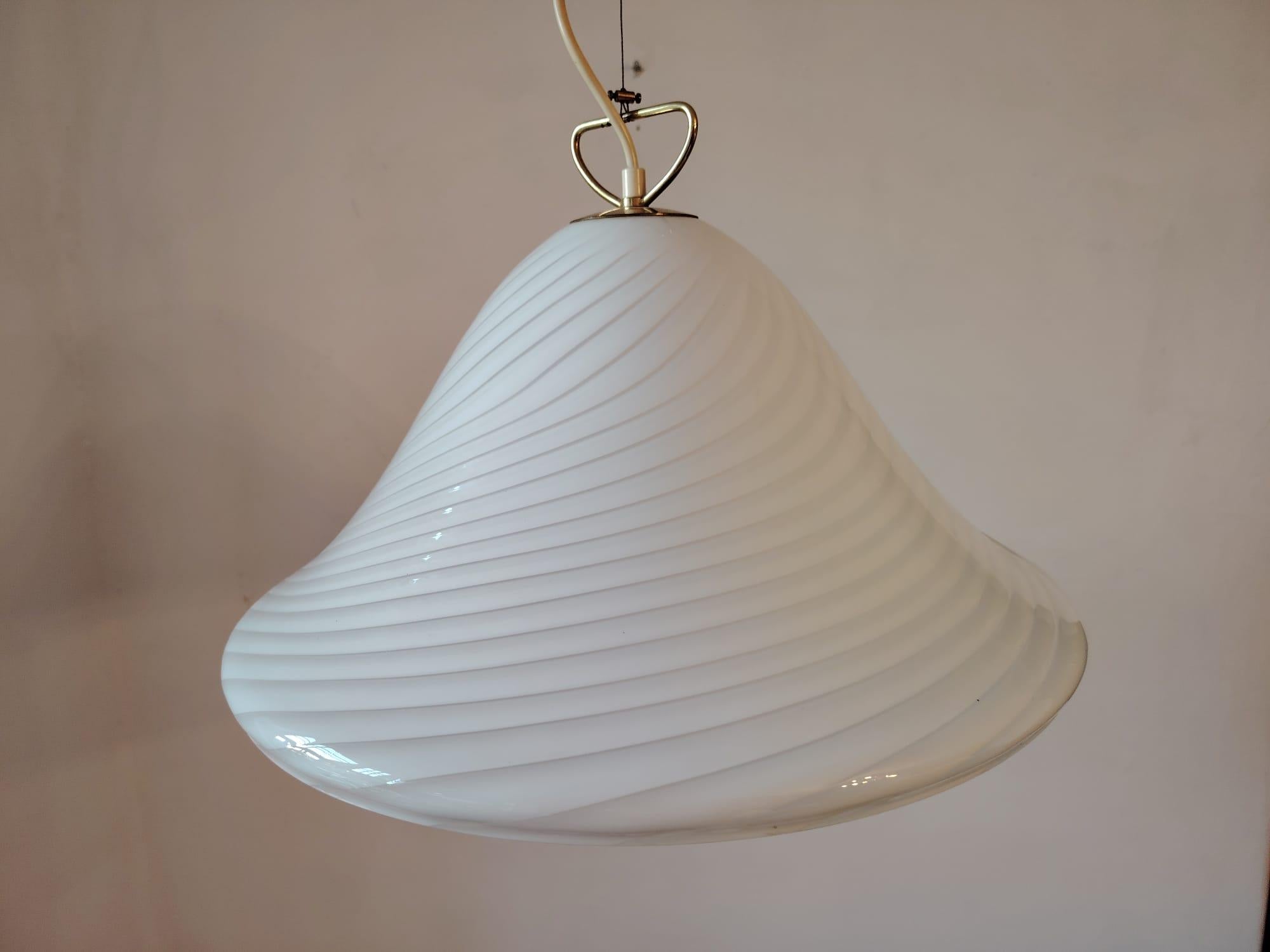 J.T. Kalmar Anhänger mit Murano Wirbel-Muster Glas (Moderne der Mitte des Jahrhunderts) im Angebot