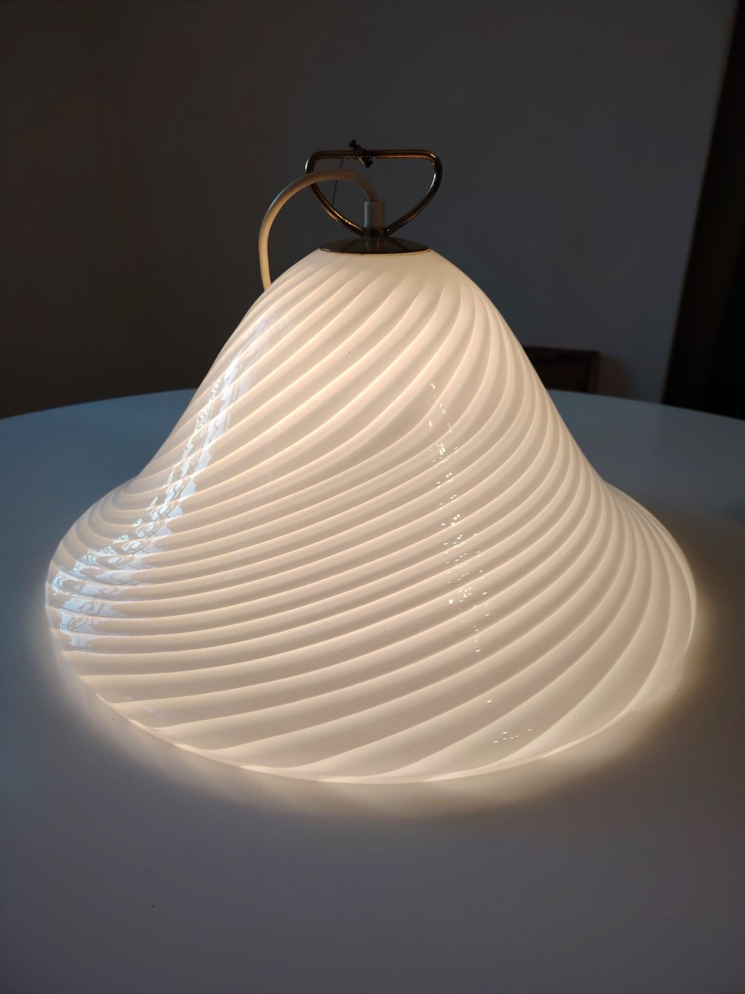 J.T. Kalmar Anhänger mit Murano Wirbel-Muster Glas im Zustand „Gut“ im Angebot in Vienna, AT