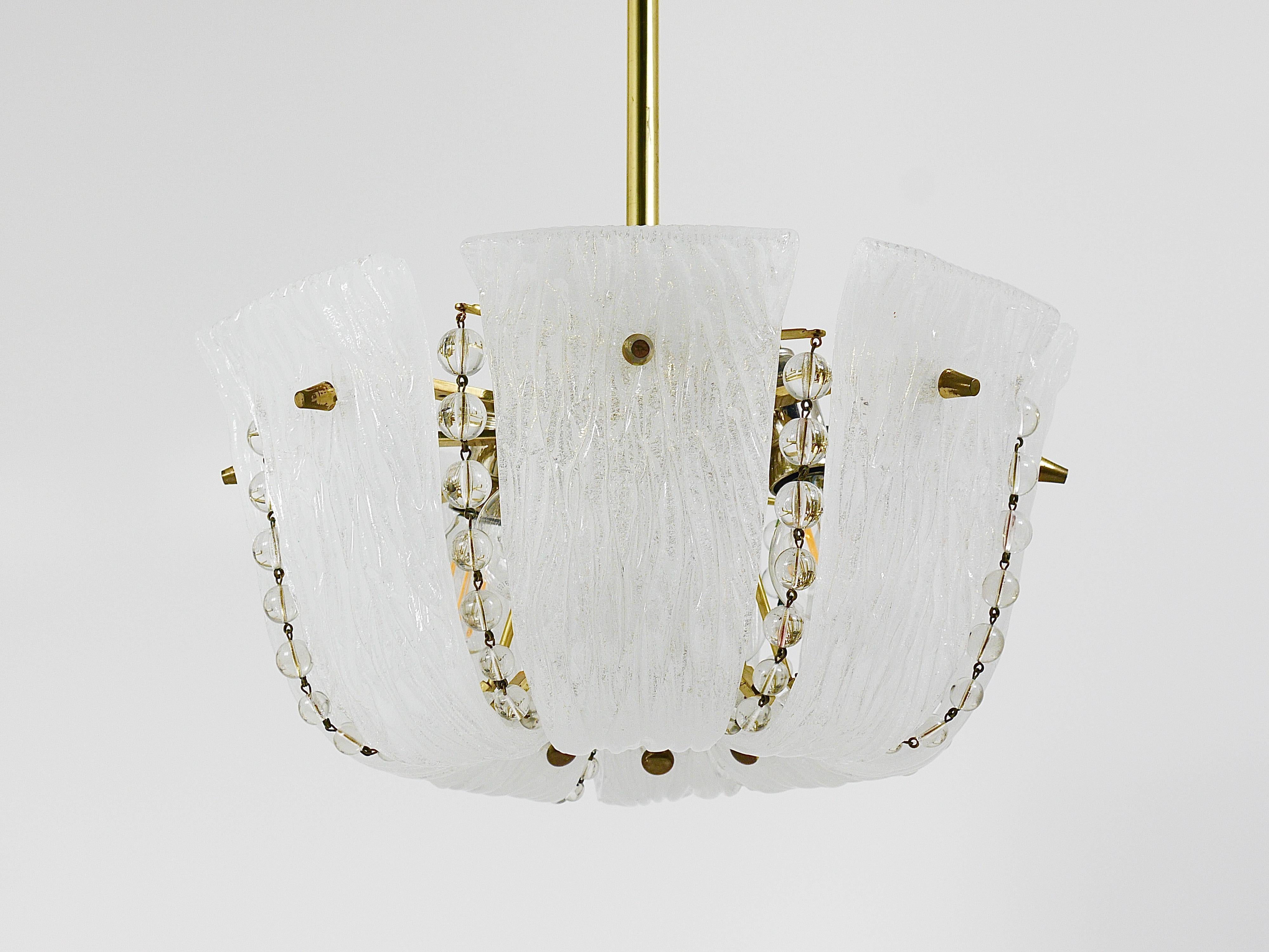 J.T. Kalmar Kleiner geschwungener Korb-Kronleuchter, Messing und Glas, Österreich, 1950er Jahre im Angebot 4