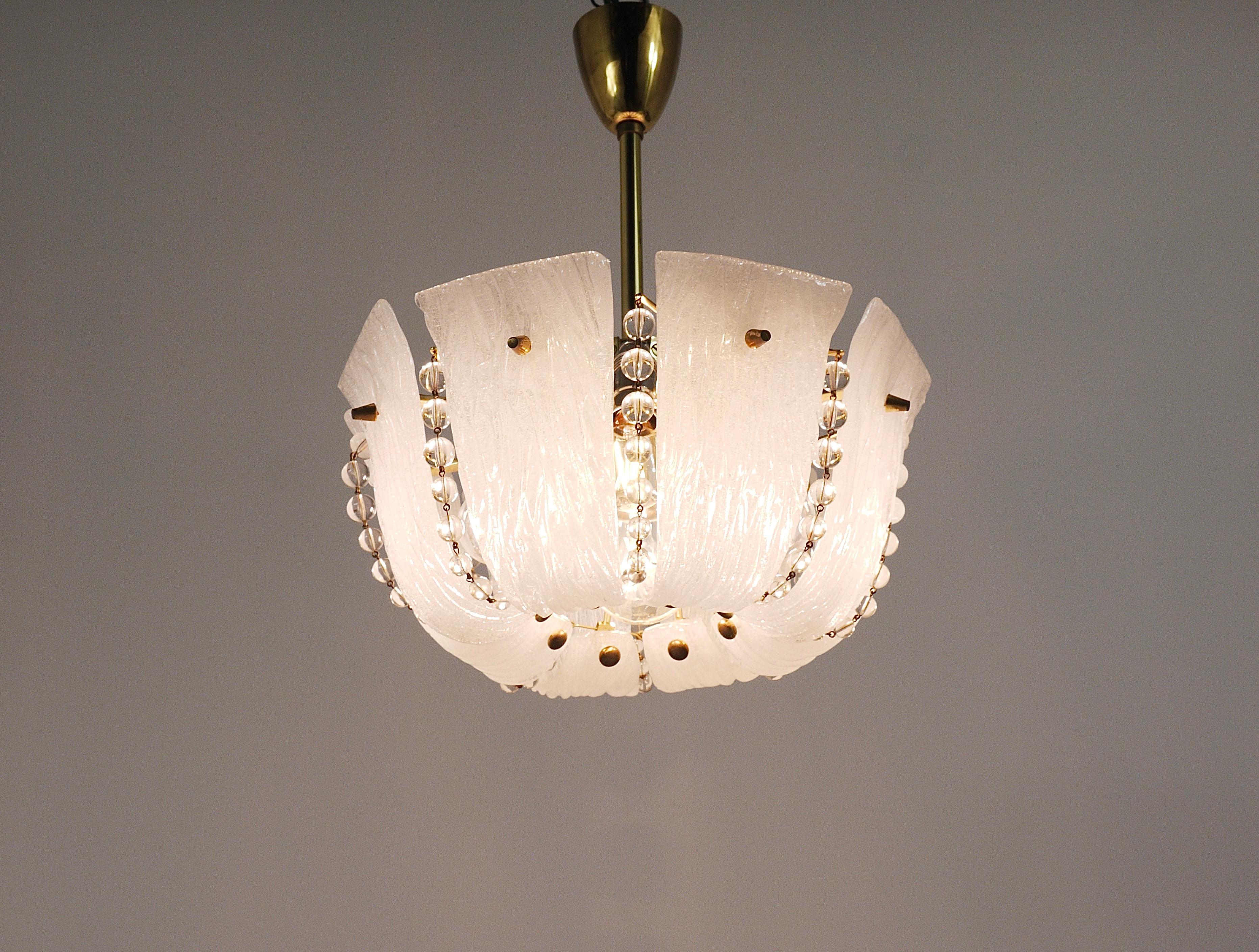 J.T. Kalmar Kleiner geschwungener Korb-Kronleuchter, Messing und Glas, Österreich, 1950er Jahre im Angebot 5