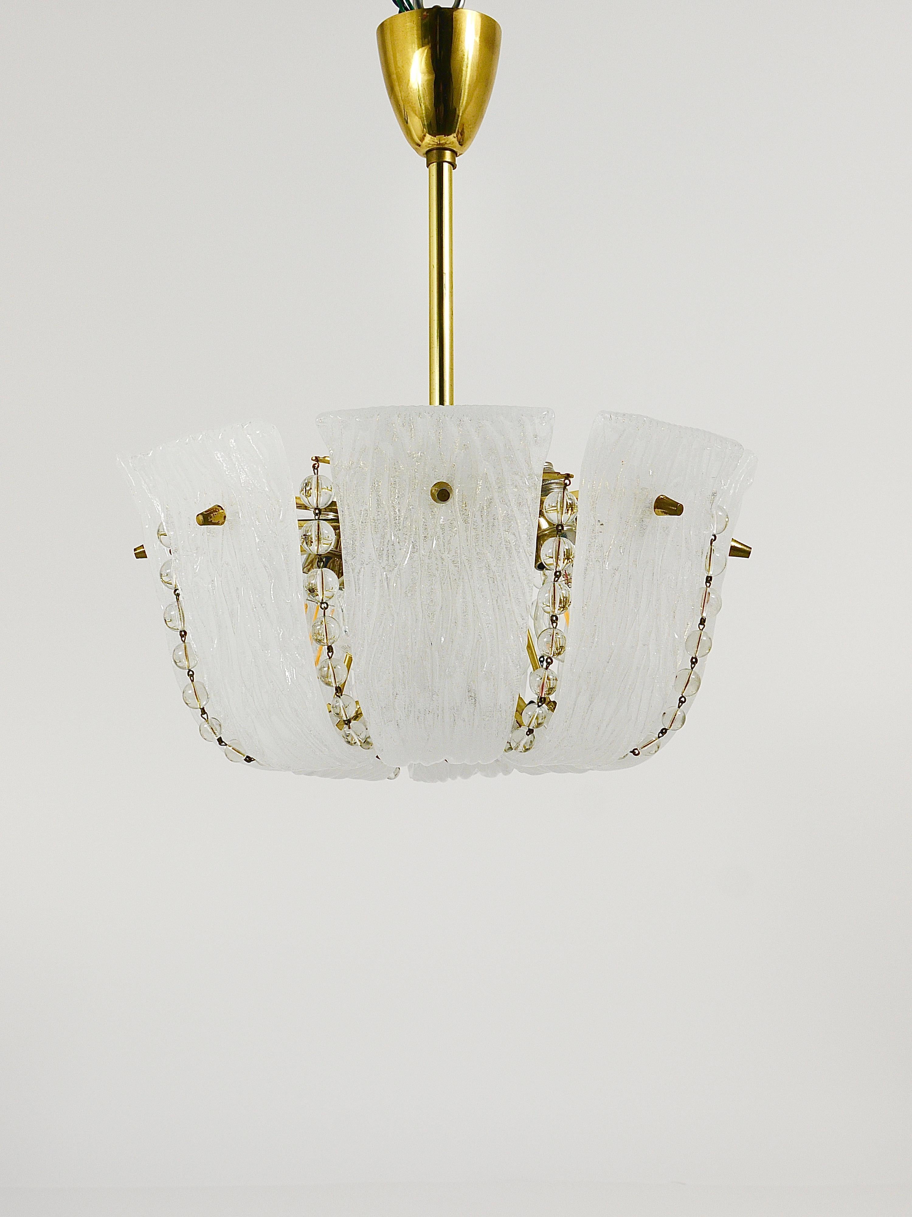 J.T. Kalmar Kleiner geschwungener Korb-Kronleuchter, Messing und Glas, Österreich, 1950er Jahre im Angebot 6