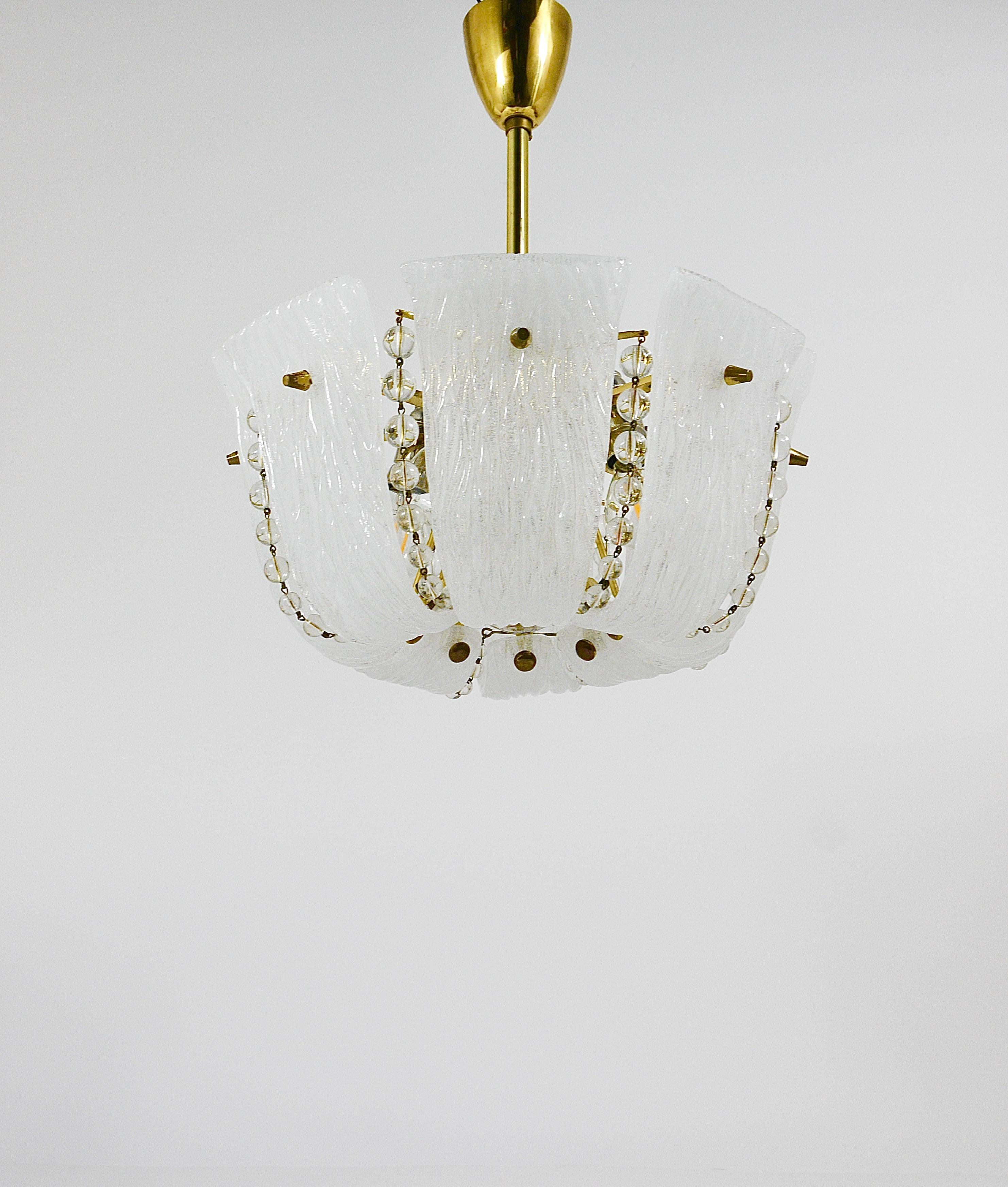 J.T. Kalmar Kleiner geschwungener Korb-Kronleuchter, Messing und Glas, Österreich, 1950er Jahre im Angebot 9
