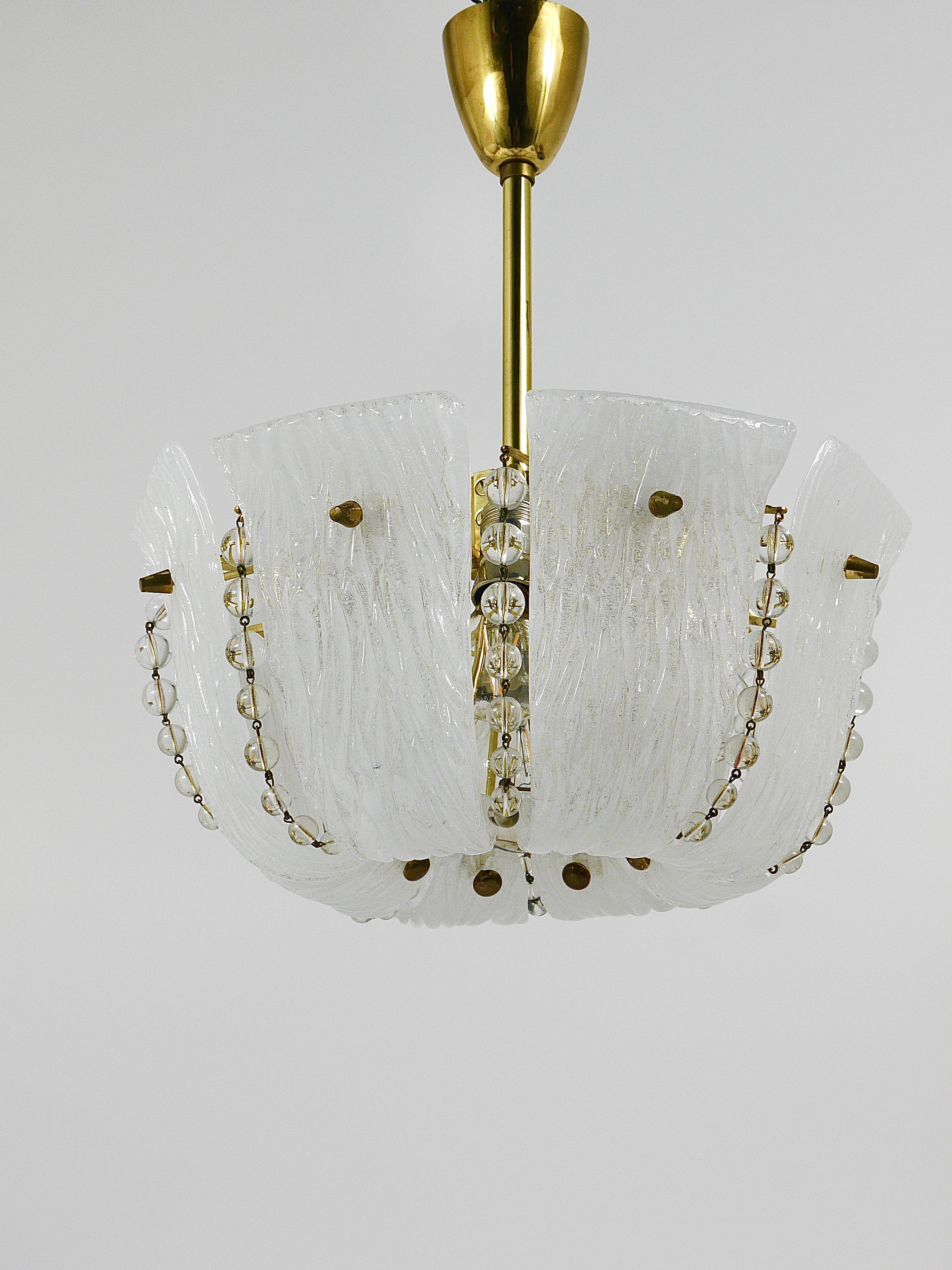 J.T. Kalmar Kleiner geschwungener Korb-Kronleuchter, Messing und Glas, Österreich, 1950er Jahre im Angebot 12