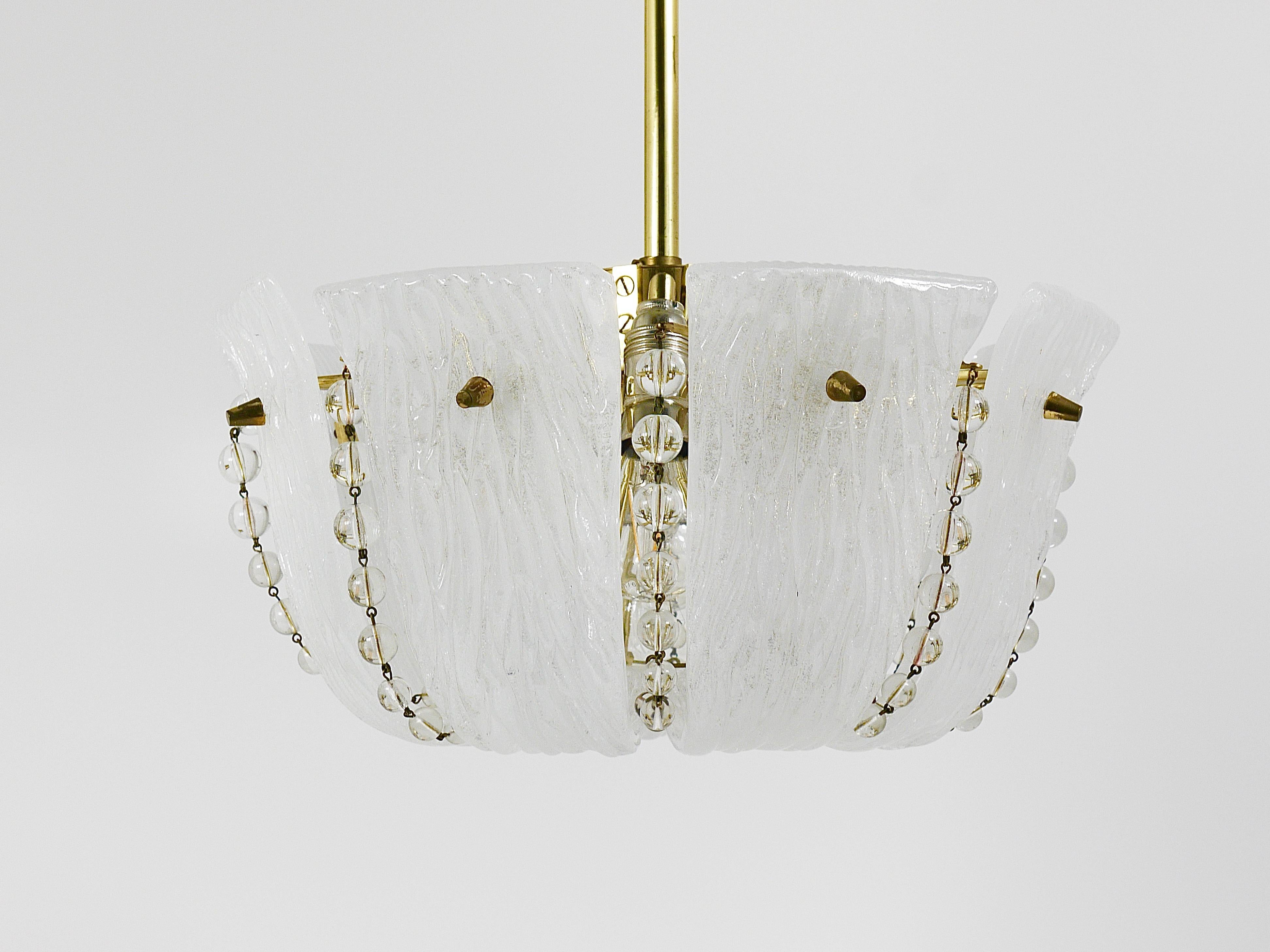 J.T. Kalmar Kleiner geschwungener Korb-Kronleuchter, Messing und Glas, Österreich, 1950er Jahre im Angebot 1