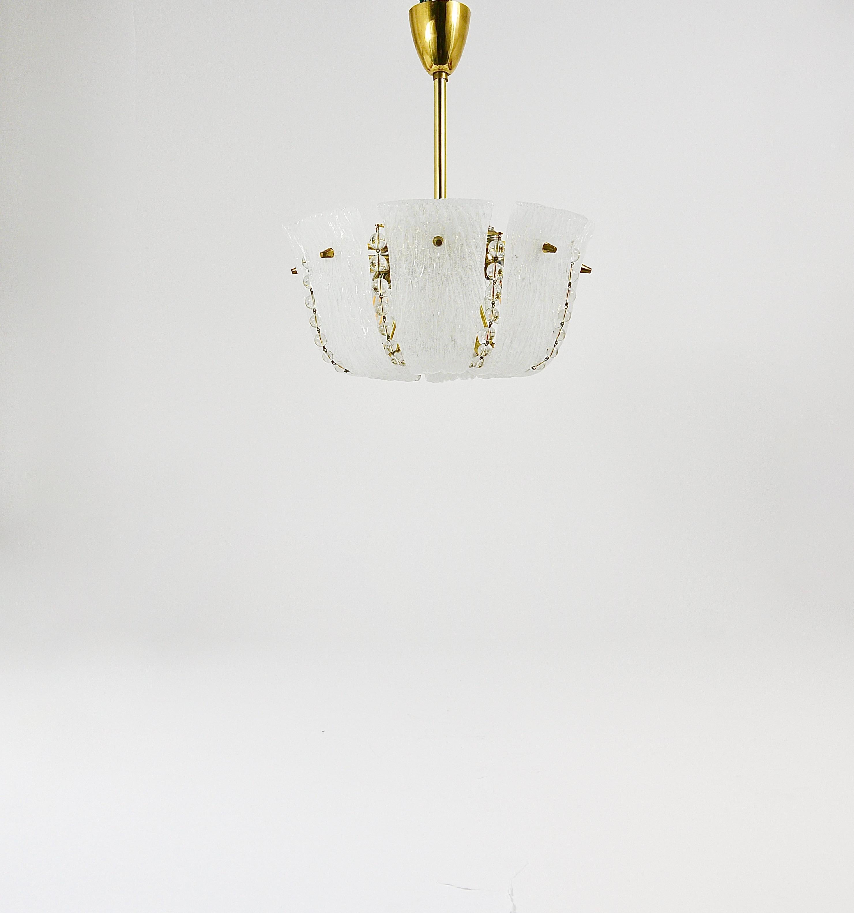 J.T. Kalmar Kleiner geschwungener Korb-Kronleuchter, Messing und Glas, Österreich, 1950er Jahre im Angebot 3