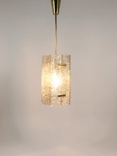 J.T. Kalmar Rechteckiger Kronleuchter aus strukturiertem Glas und Messing, Pendelleuchte, 1950er Jahre
