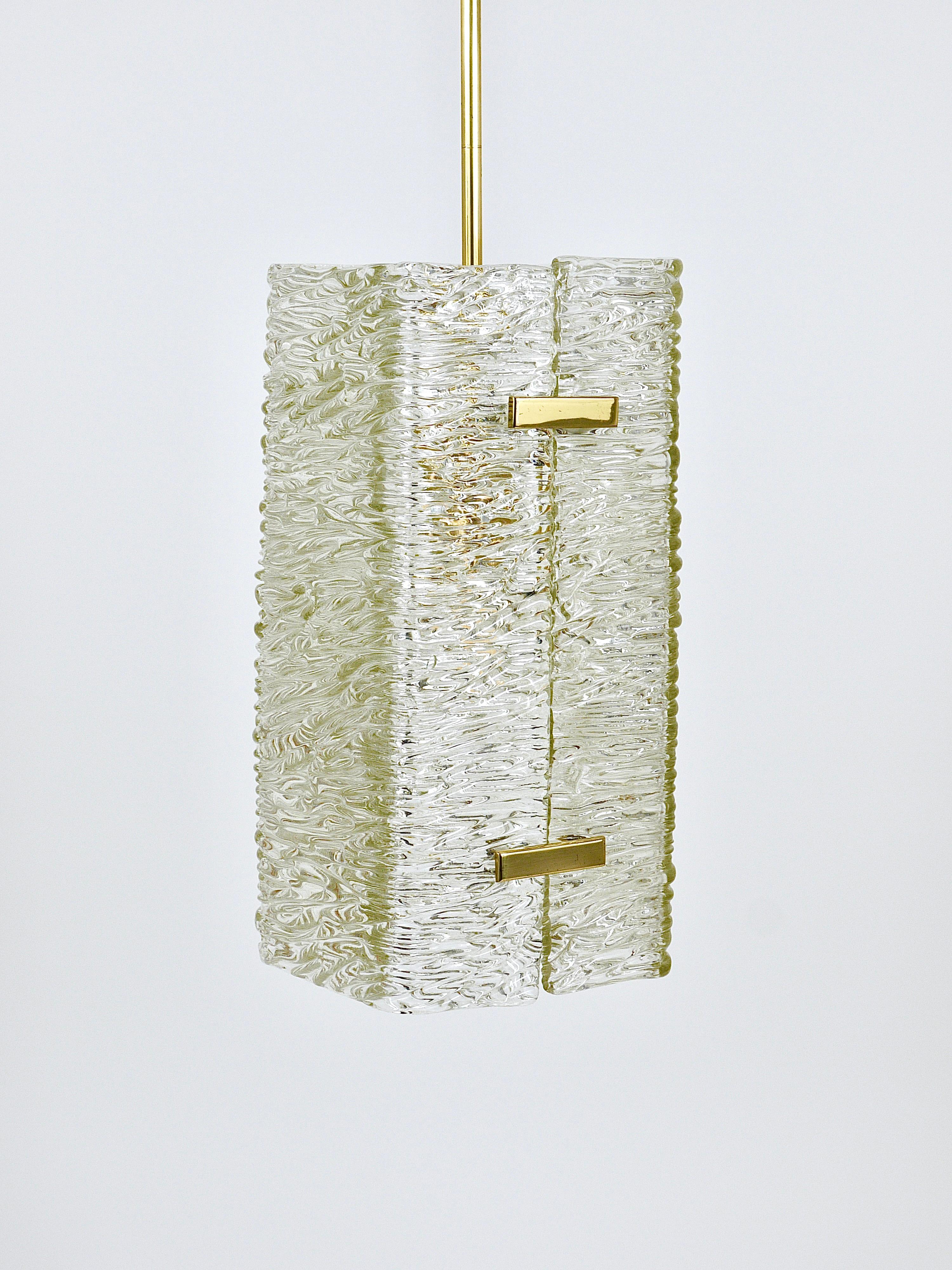 Austriaco J.T. Kalmar Rectangular Textured Glass & Brass Chandelier, Pendant Lamp, 1950s in vendita
