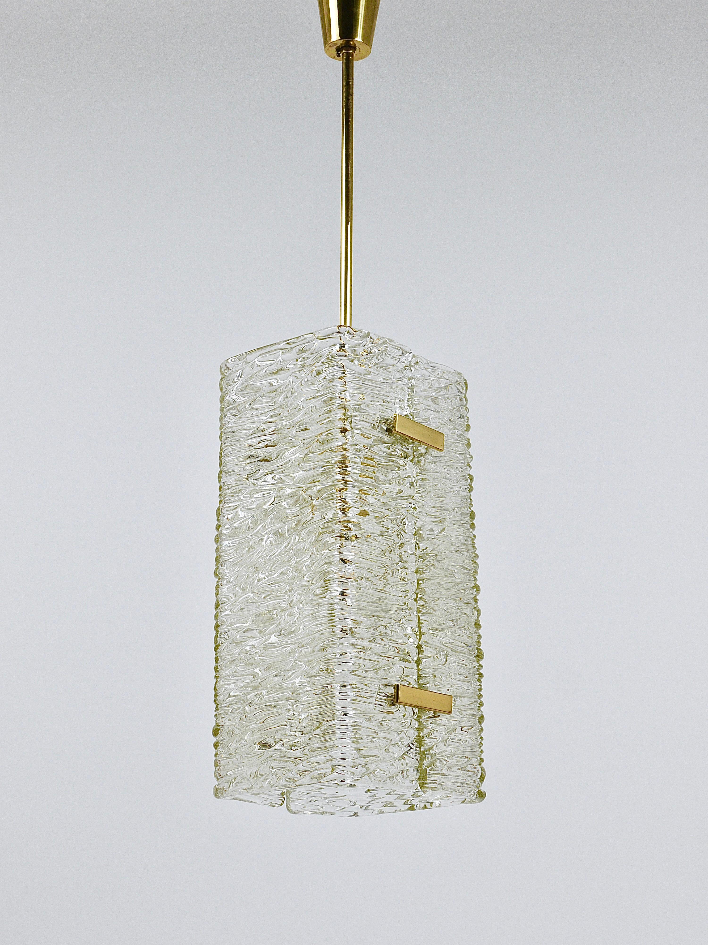 J.T. Kalmar Rectangular Textured Glass & Brass Chandelier, Pendant Lamp, 1950s In condizioni buone in vendita a Vienna, AT