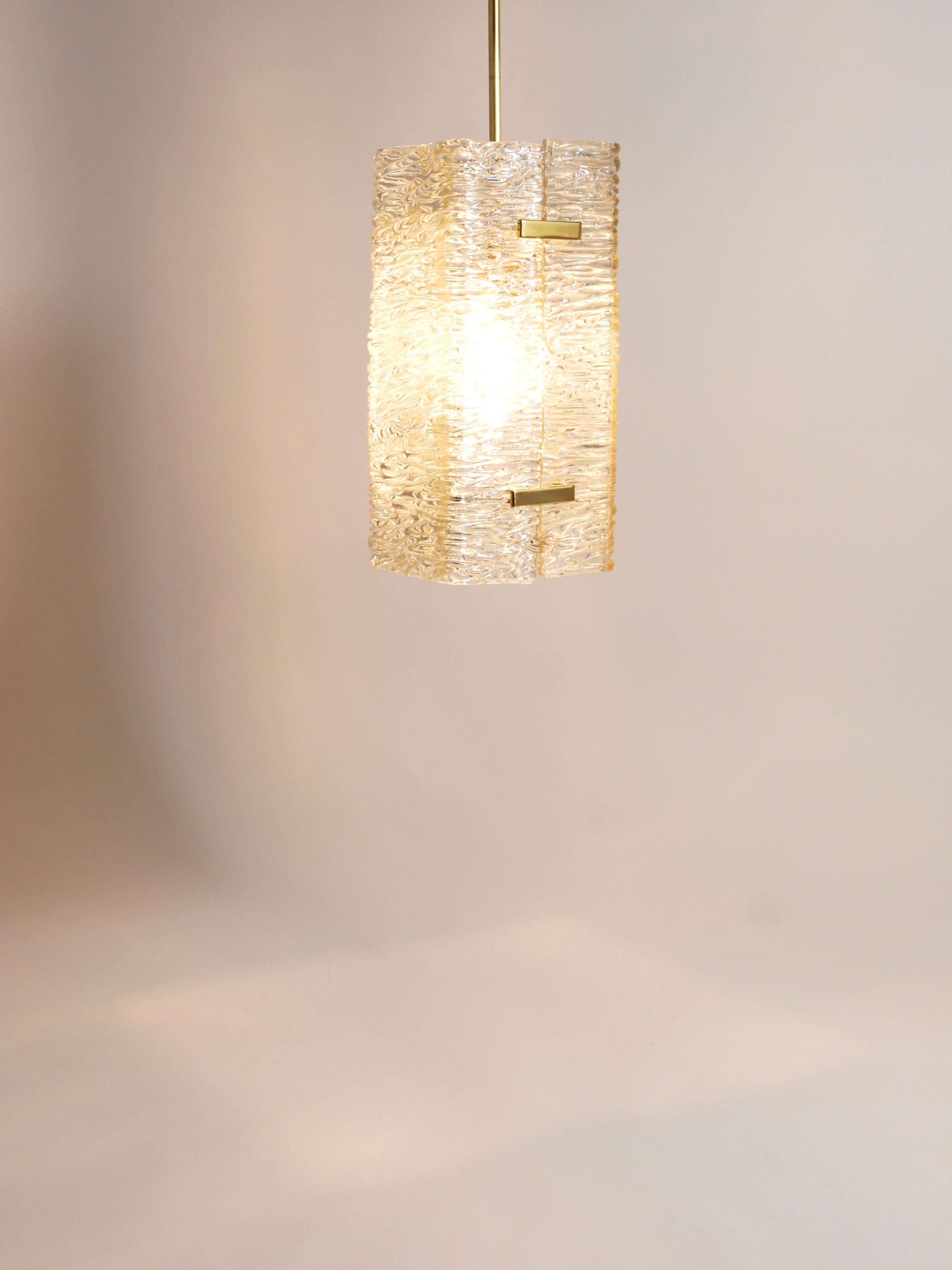 Metallo J.T. Kalmar Rectangular Textured Glass & Brass Chandelier, Pendant Lamp, 1950s in vendita