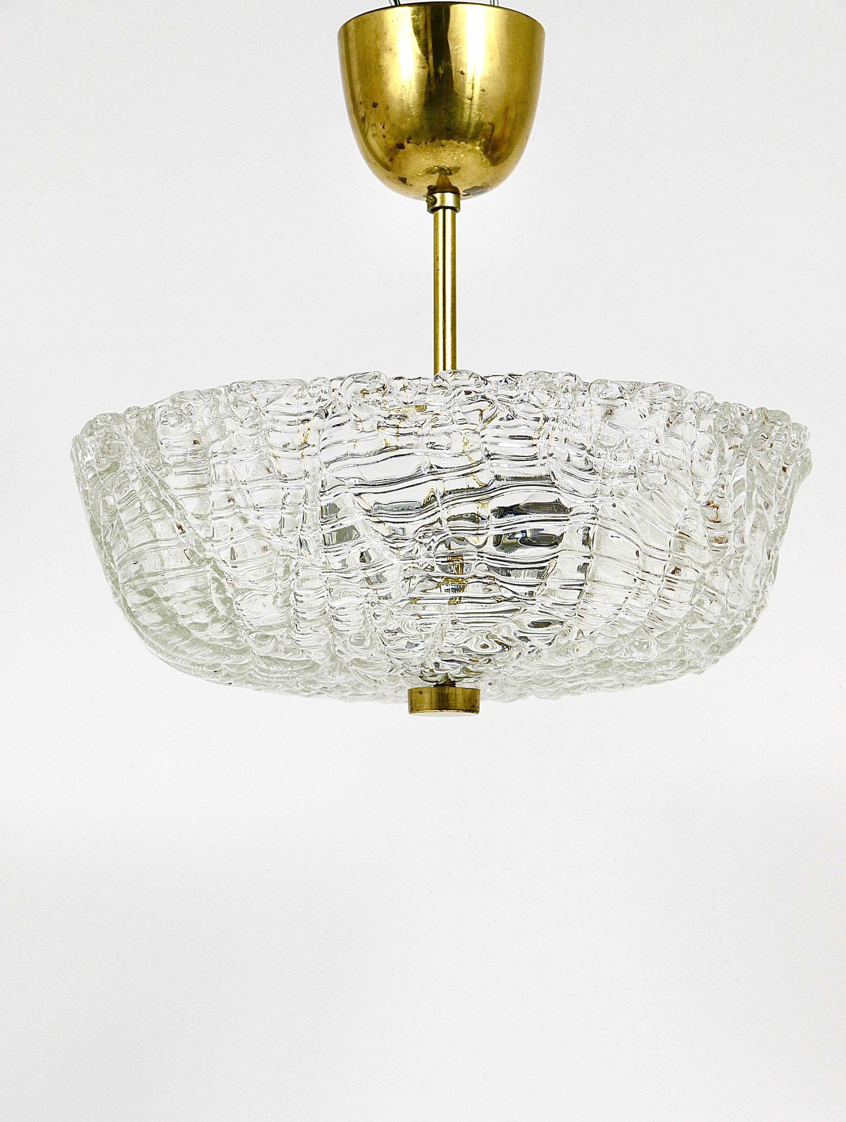 J.T. Kalmar Round Mid-Century Brass & Textured Glass Chandelier, Austria, 1950s For Sale 4