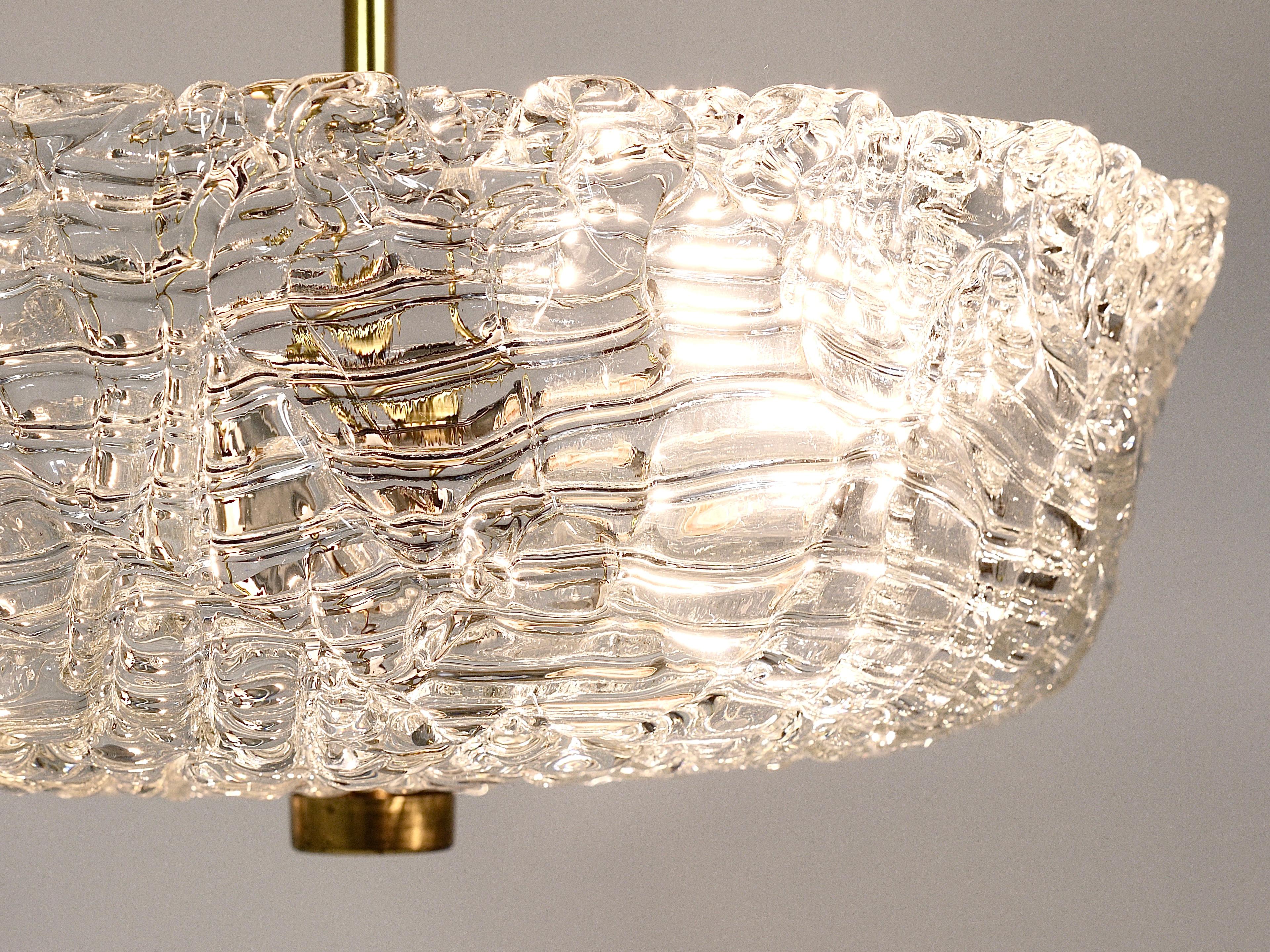 J.T. Lampadario rotondo Kalmar di metà secolo in ottone e vetro testurizzato, Austria, anni '50 in vendita 4