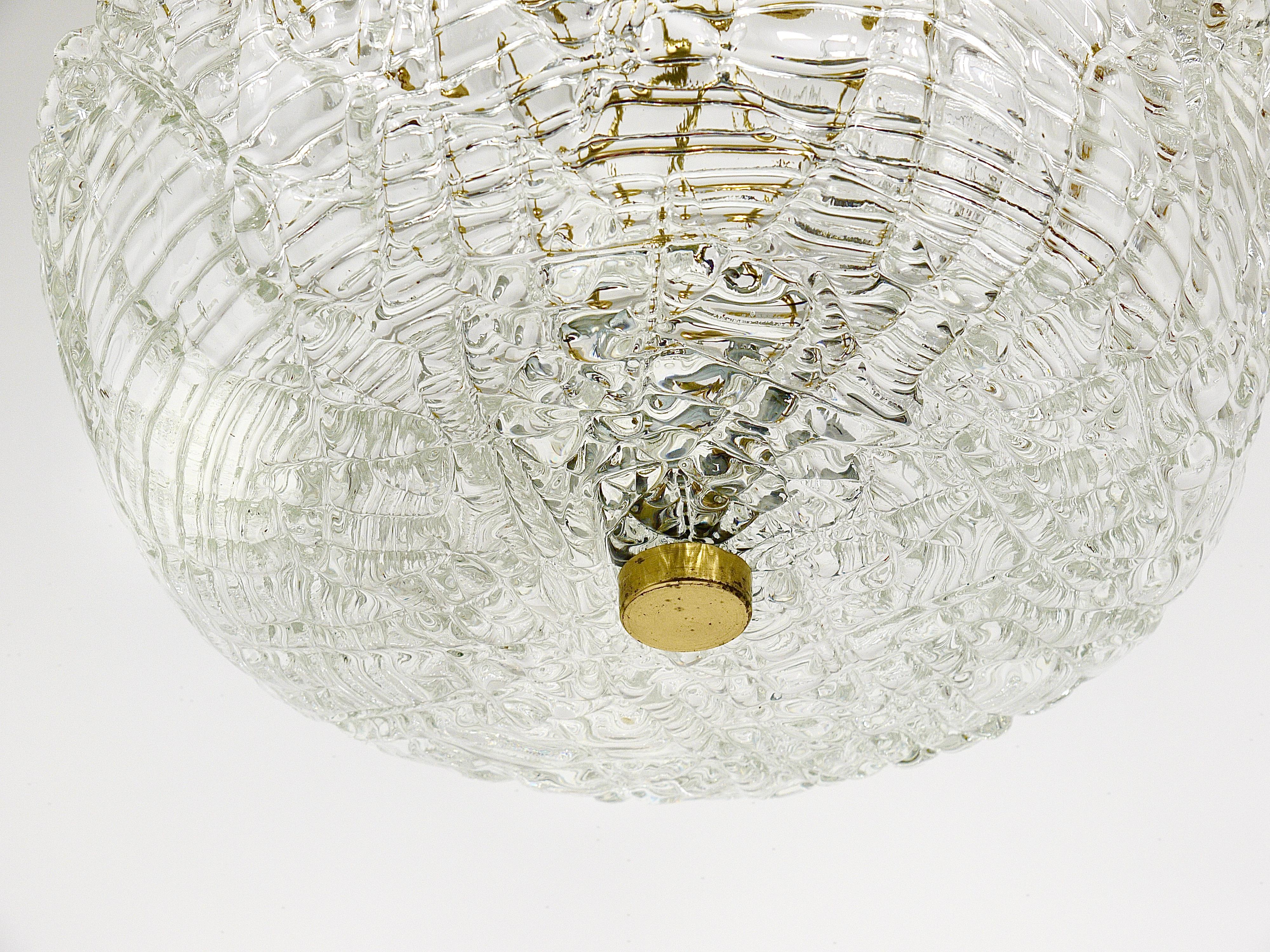 J.T. Lampadario rotondo Kalmar di metà secolo in ottone e vetro testurizzato, Austria, anni '50 in vendita 8