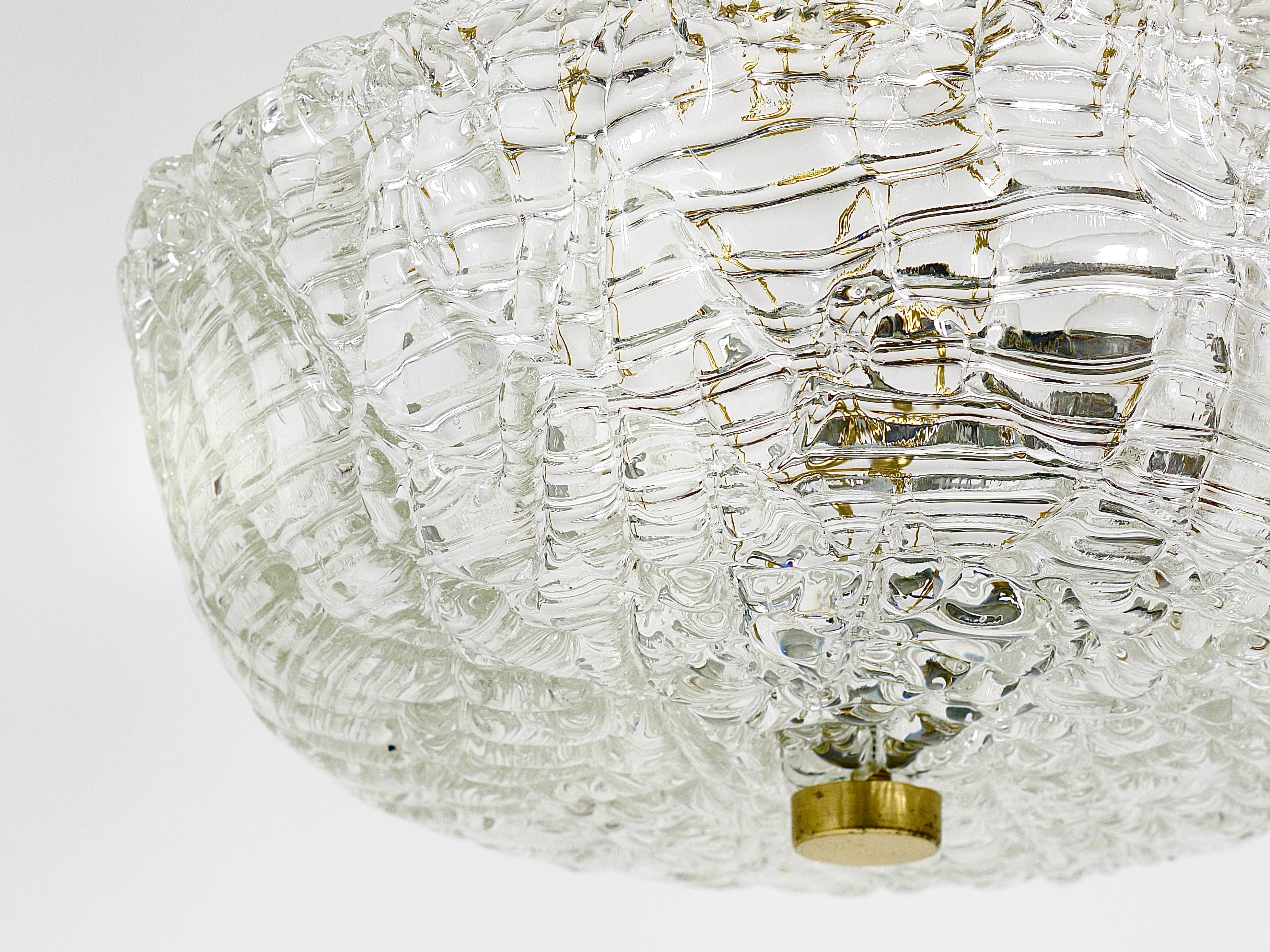 J.T. Kalmar Round Mid-Century Brass & Textured Glass Chandelier, Austria, 1950s For Sale 10