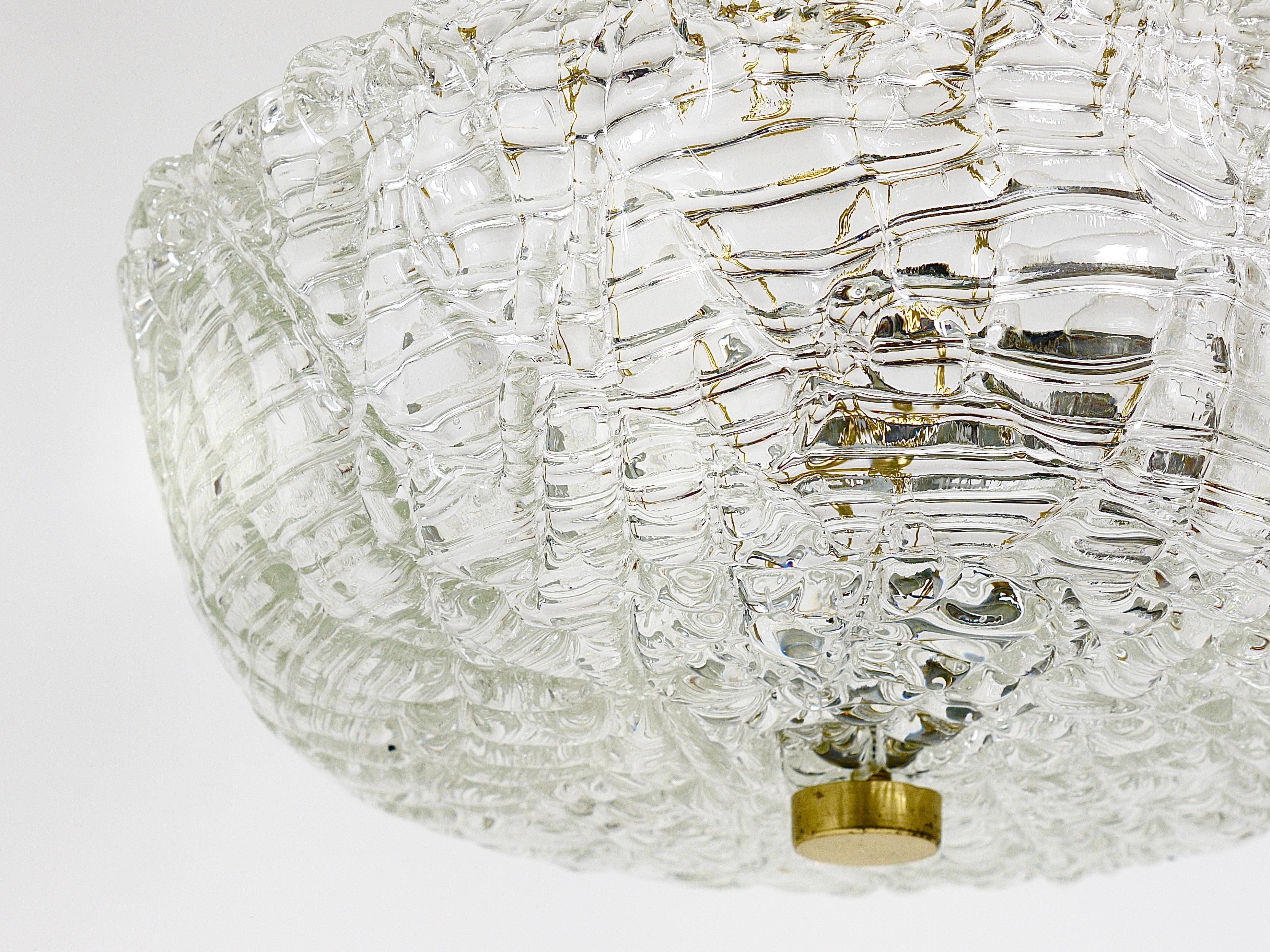 J.T. Lampadario rotondo Kalmar di metà secolo in ottone e vetro testurizzato, Austria, anni '50 in vendita 9