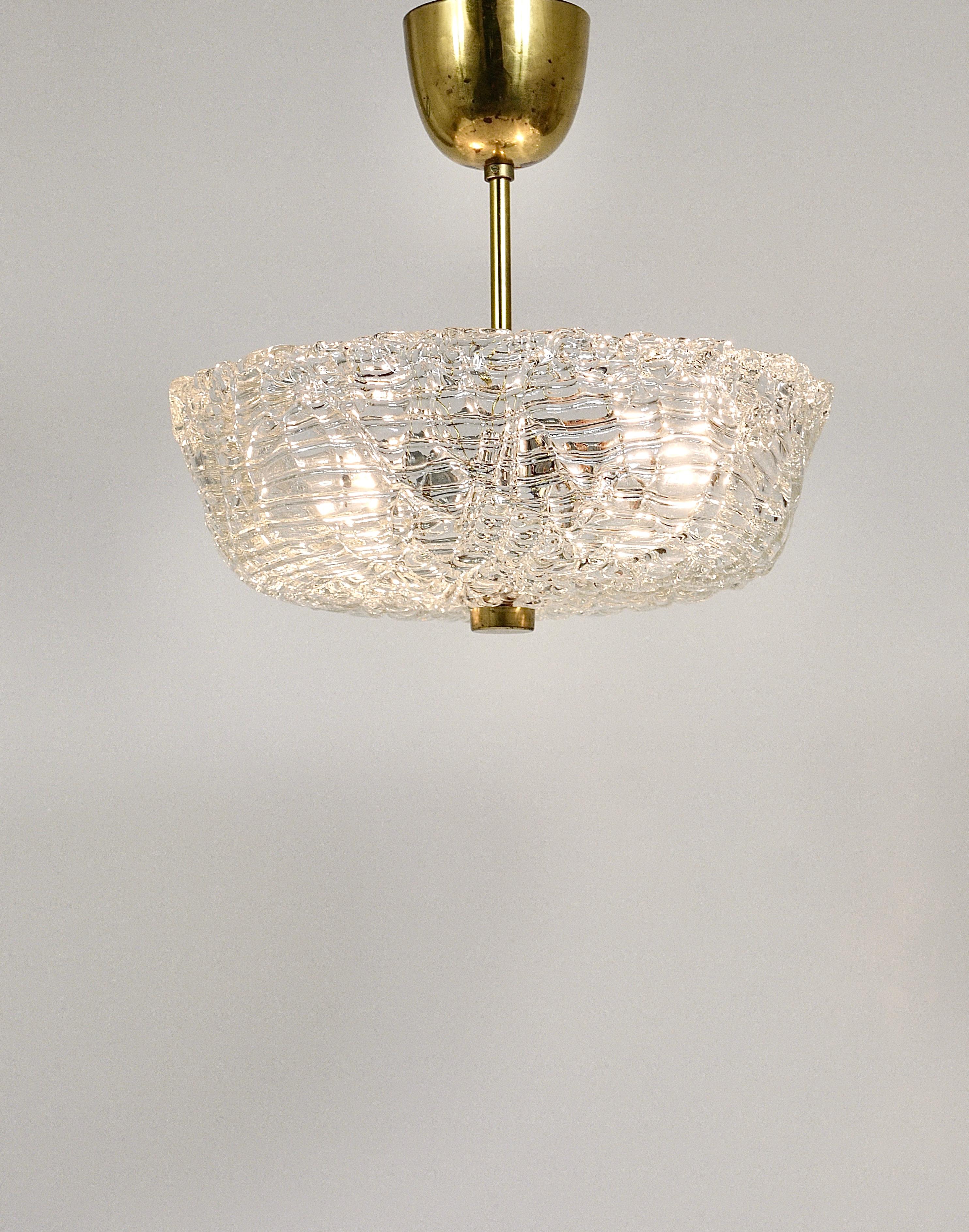 Mid-Century moderno J.T. Lampadario rotondo Kalmar di metà secolo in ottone e vetro testurizzato, Austria, anni '50 in vendita