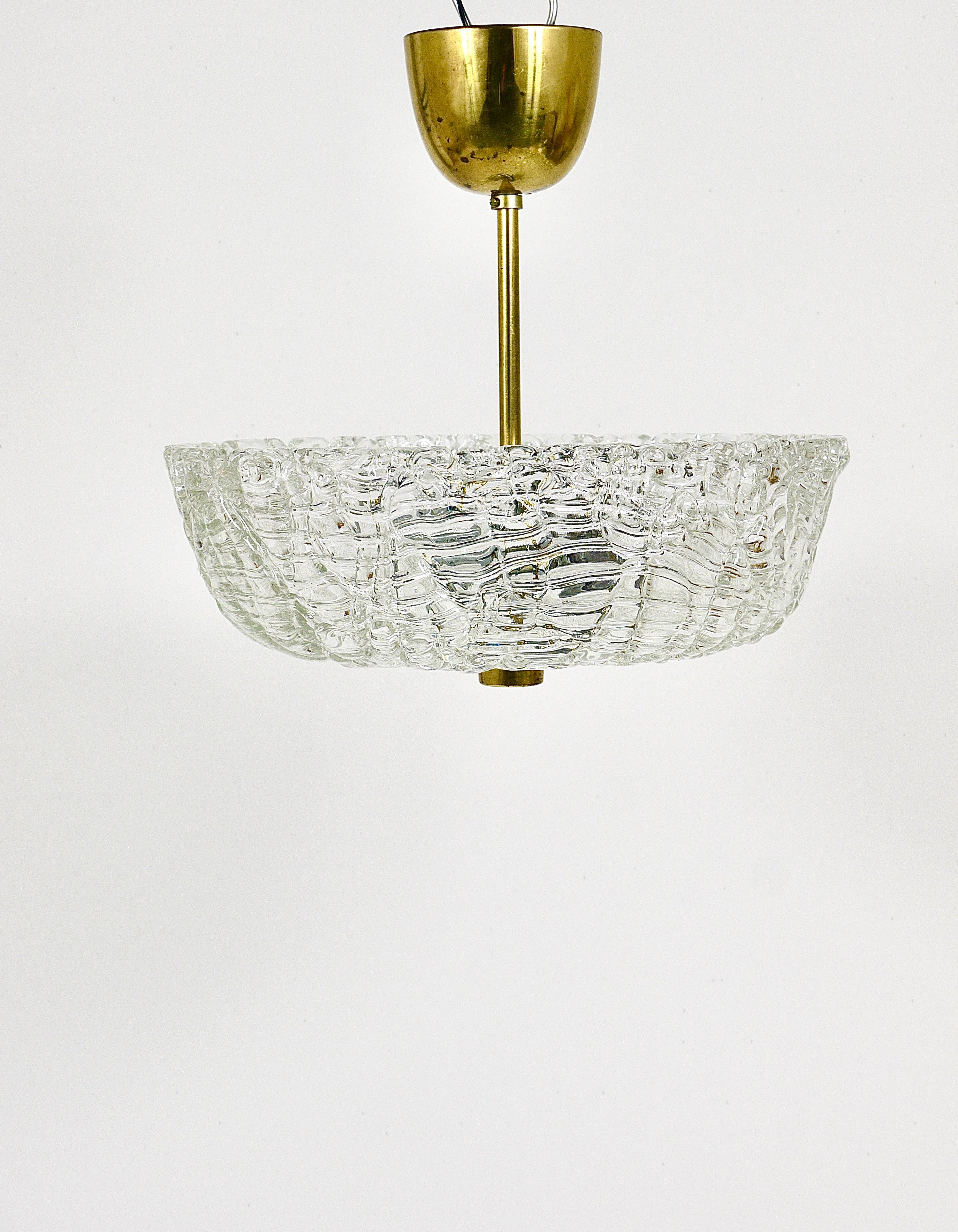 Austriaco J.T. Lampadario rotondo Kalmar di metà secolo in ottone e vetro testurizzato, Austria, anni '50 in vendita