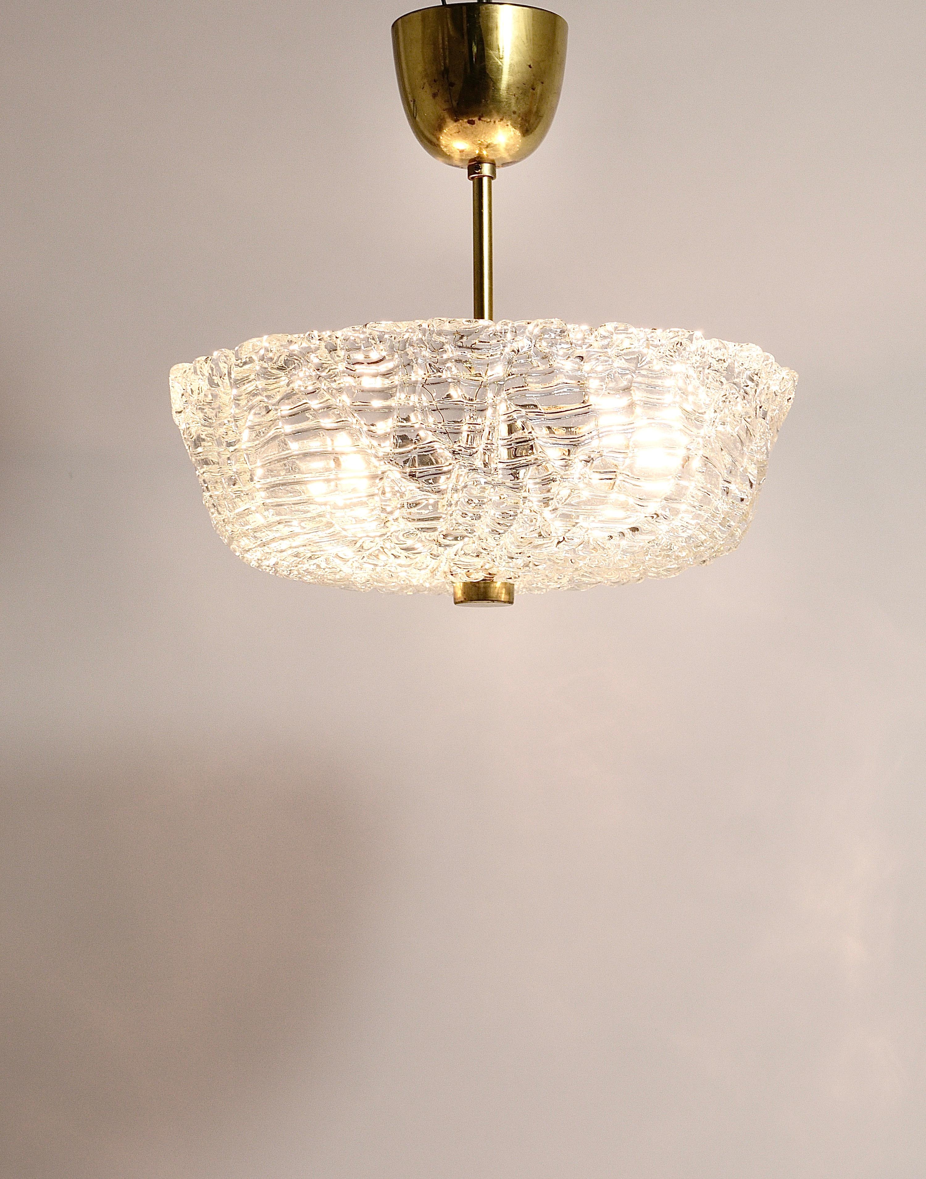 J.T. Kalmar Round Mid-Century Brass & Textured Glass Chandelier, Austria, 1950s In Good Condition For Sale In Vienna, AT