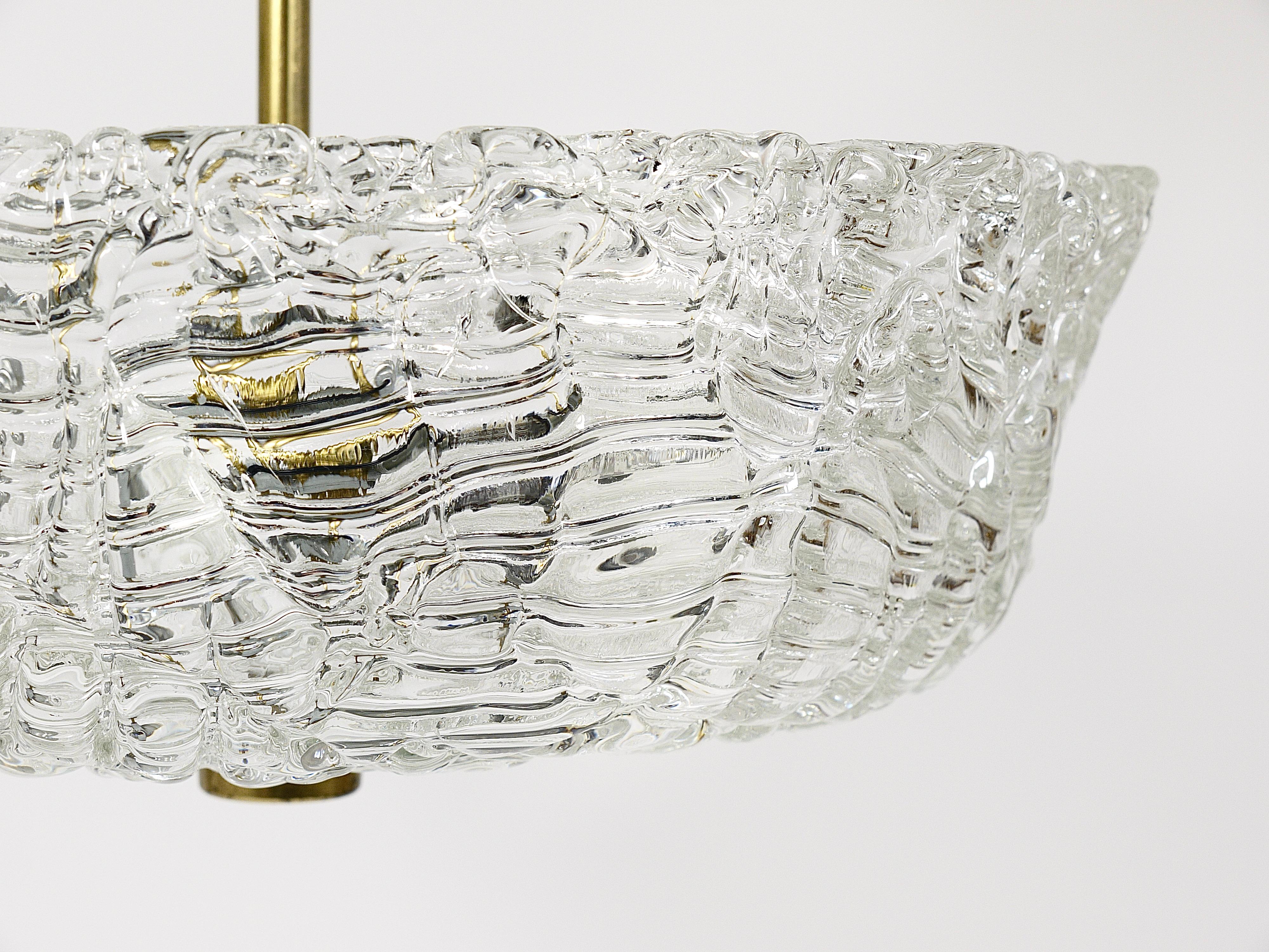 XX secolo J.T. Lampadario rotondo Kalmar di metà secolo in ottone e vetro testurizzato, Austria, anni '50 in vendita