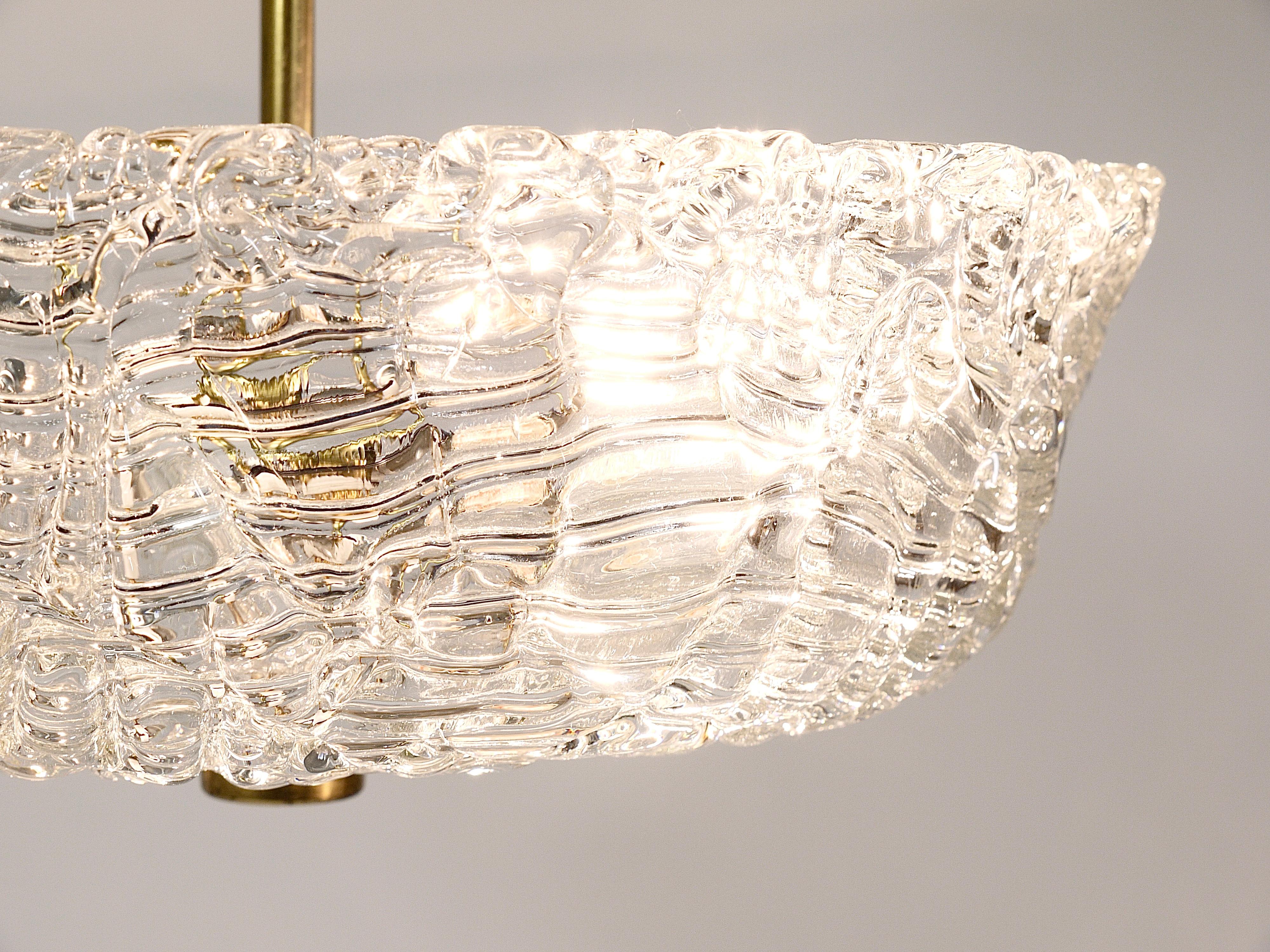 Ottone J.T. Lampadario rotondo Kalmar di metà secolo in ottone e vetro testurizzato, Austria, anni '50 in vendita