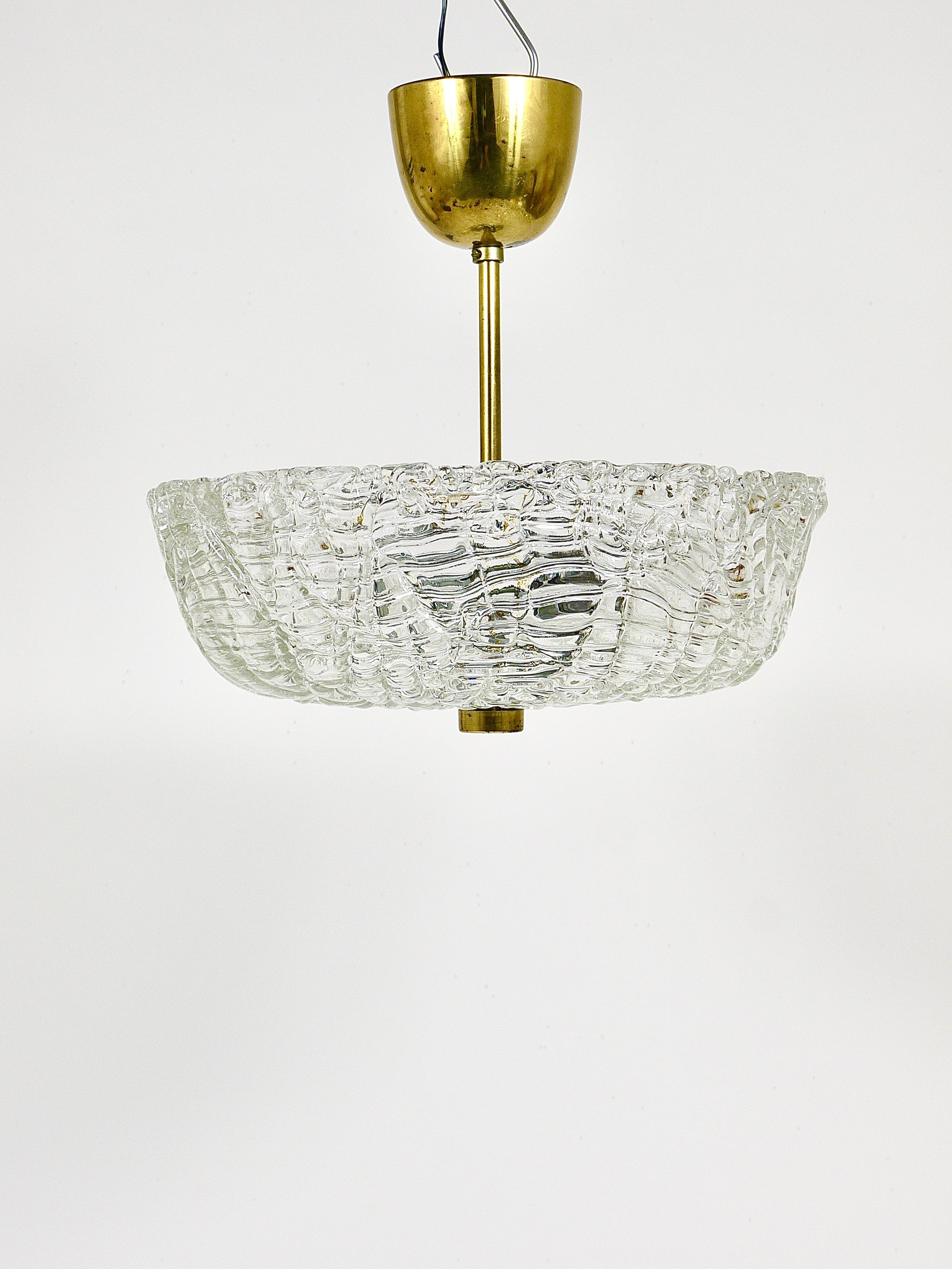 J.T. Kalmar Round Mid-Century Brass & Textured Glass Chandelier, Austria, 1950s For Sale 2