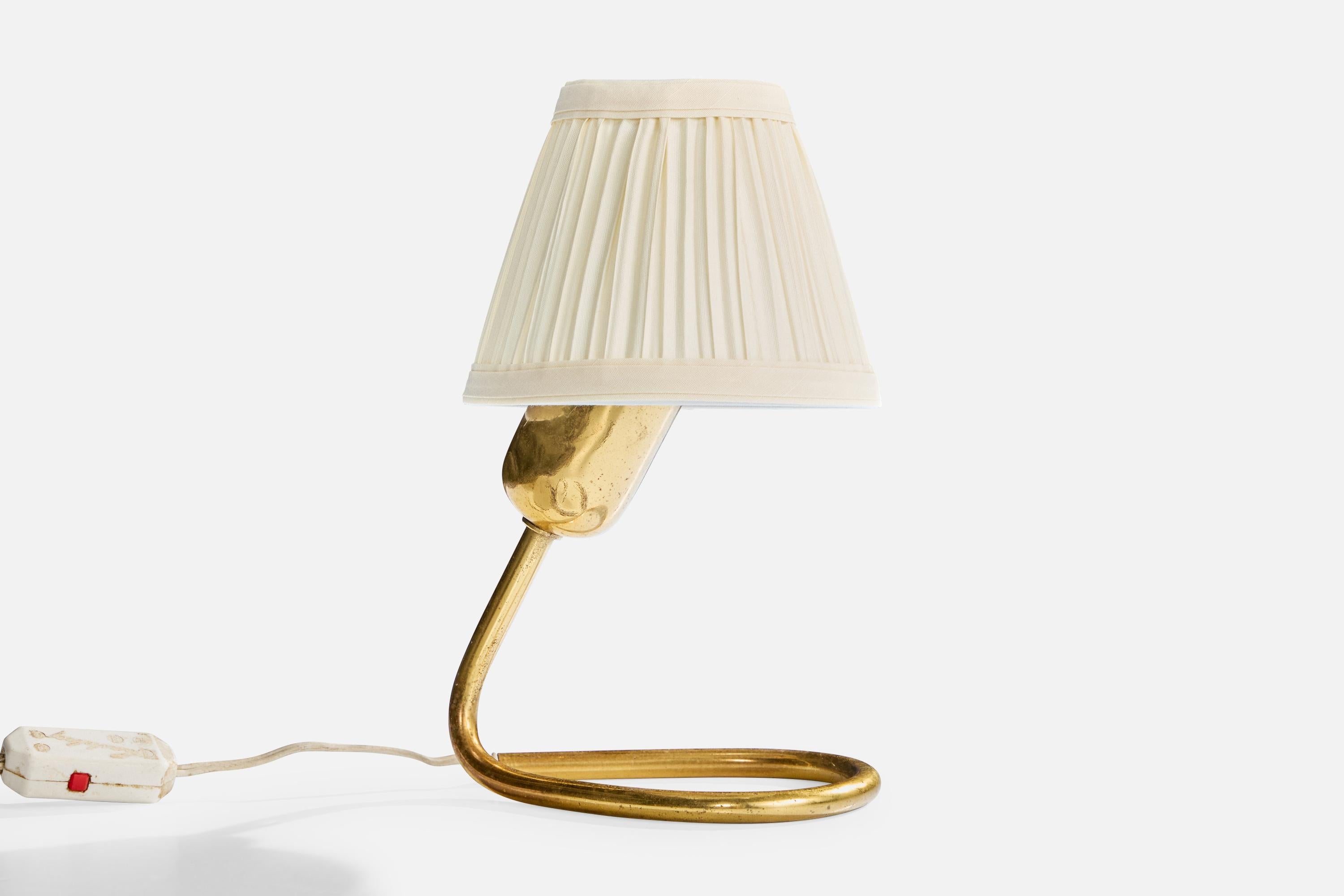 Une lampe de table en laiton produite par J.T. Kalmar, Autriche, c. 1950.

Dimensions de la lampe avec abat-jour (pouces) : 8.875 