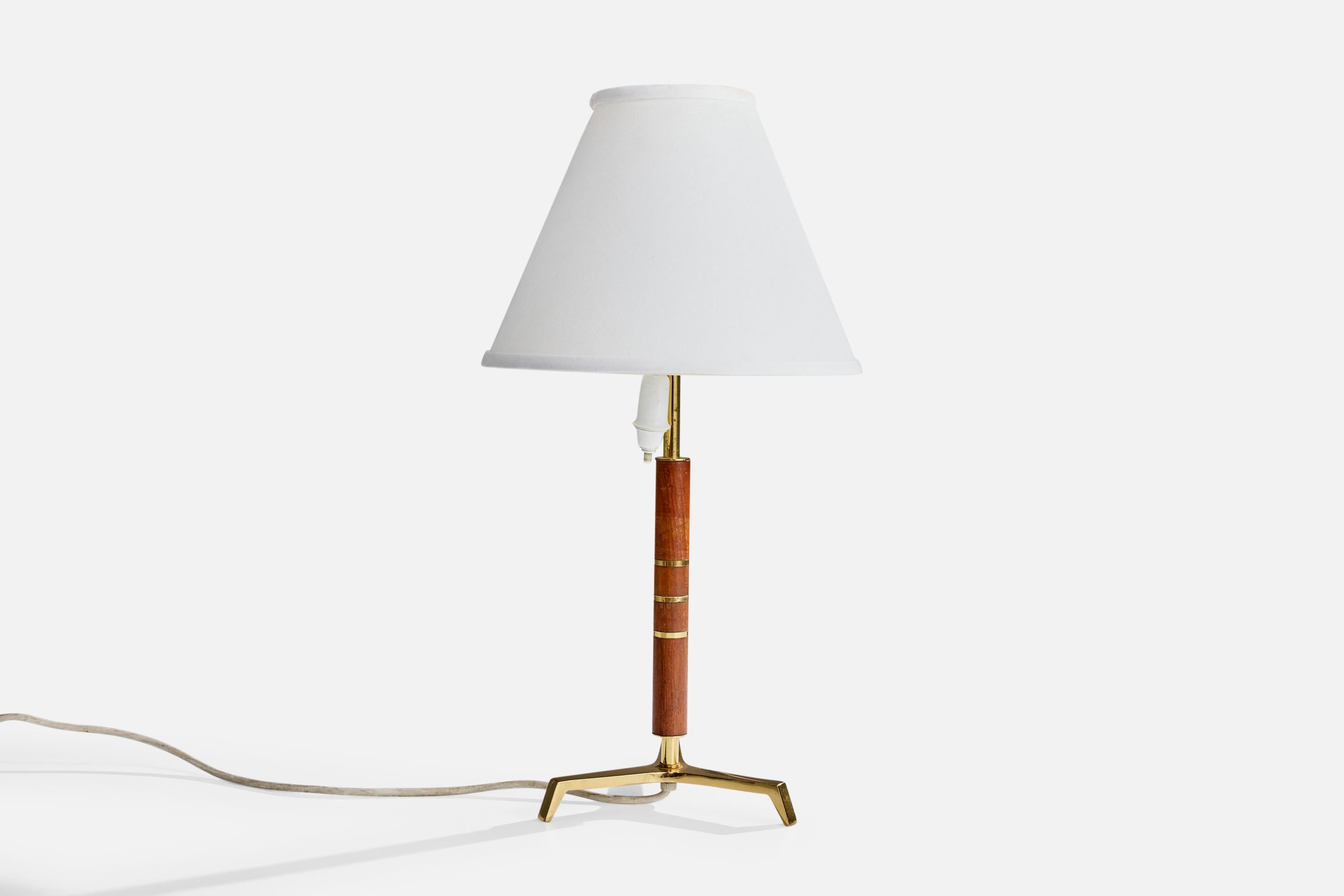 Eine Tischlampe aus Messing und Teakholz, hergestellt von J.T. Kalmar, Österreich, ca. 1960er Jahre.

Oxidation auf Messing vorhanden

Späne auf Holz vorhanden

Abnutzung entsprechend dem Alter und dem Gebrauch

Abmessungen des Schirms (Zoll): 4,25