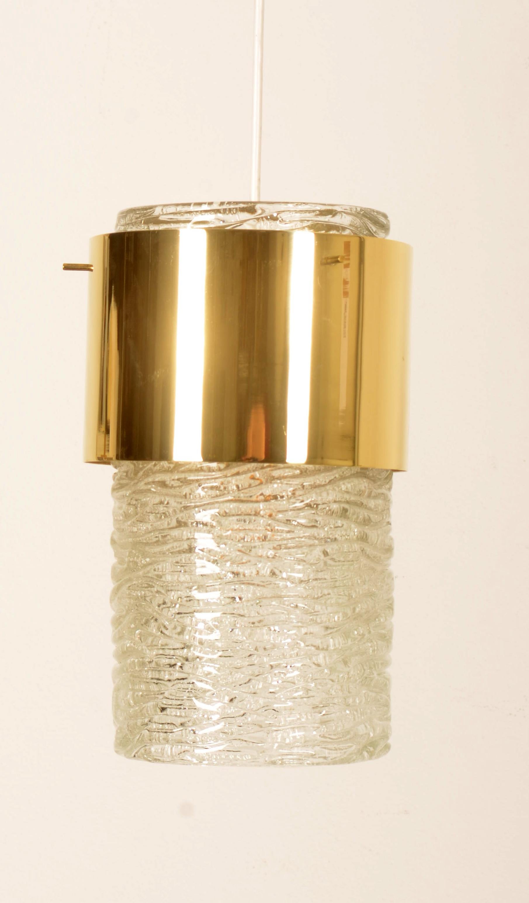 Struttura in ottone dotata di una presa E27, elemento in vetro strutturato cristallo-ghiaccio e anello in ottone. Creato da J.T. Kalmar negli anni '50.
fino a 2 pezzi disponibili, prezzo per lampada
