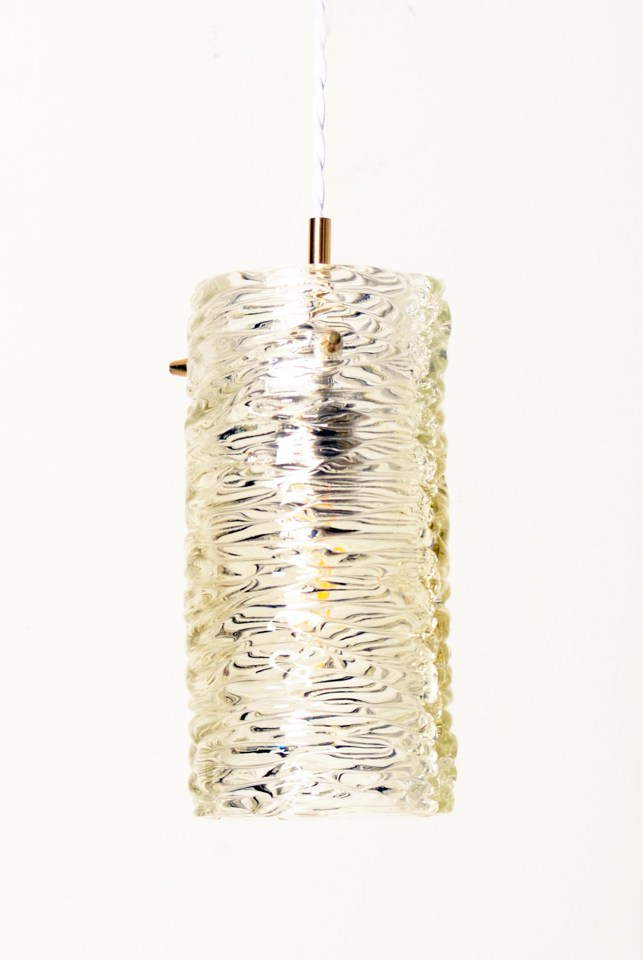 Steel frame painted fitted with one E27 socket, crystal-ice structured glass element. Designed by J.T. Kalmar in the 1950''s.
up to 3 pieces available, price per lamp
