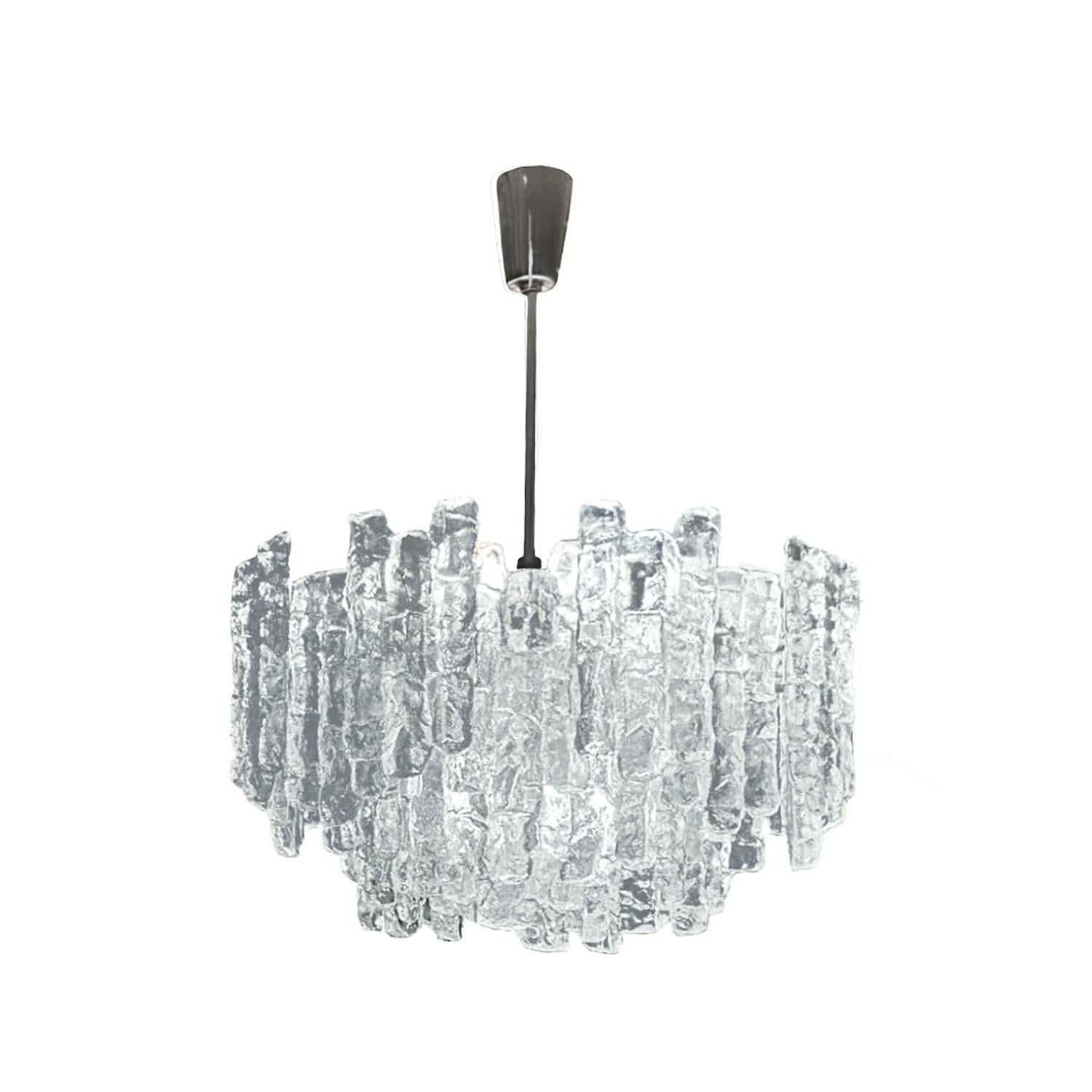 Negli anni '60 nessuno ha prodotto più vetro di ghiaccio dell'azienda austriaca di illuminazione JT Kalmar. Sebbene si sia guadagnata la medaglia come fonderia specializzata in pezzi di bronzo fusi che hanno contribuito a definire lo stile di Vienna