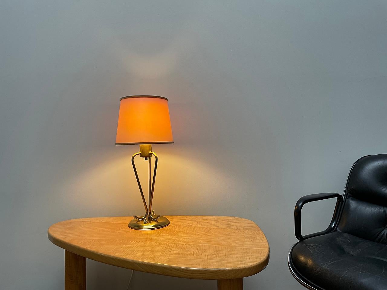 Elegante lampe de table moderne du milieu du siècle, fabriquée par J.T. Kalmar en Autriche, Vienne. 
La lampe est faite d'un socle en laiton poli à la manière de Josef Frank, qui a travaillé de nombreuses années avec Kalmar. L'abat-jour fournit une