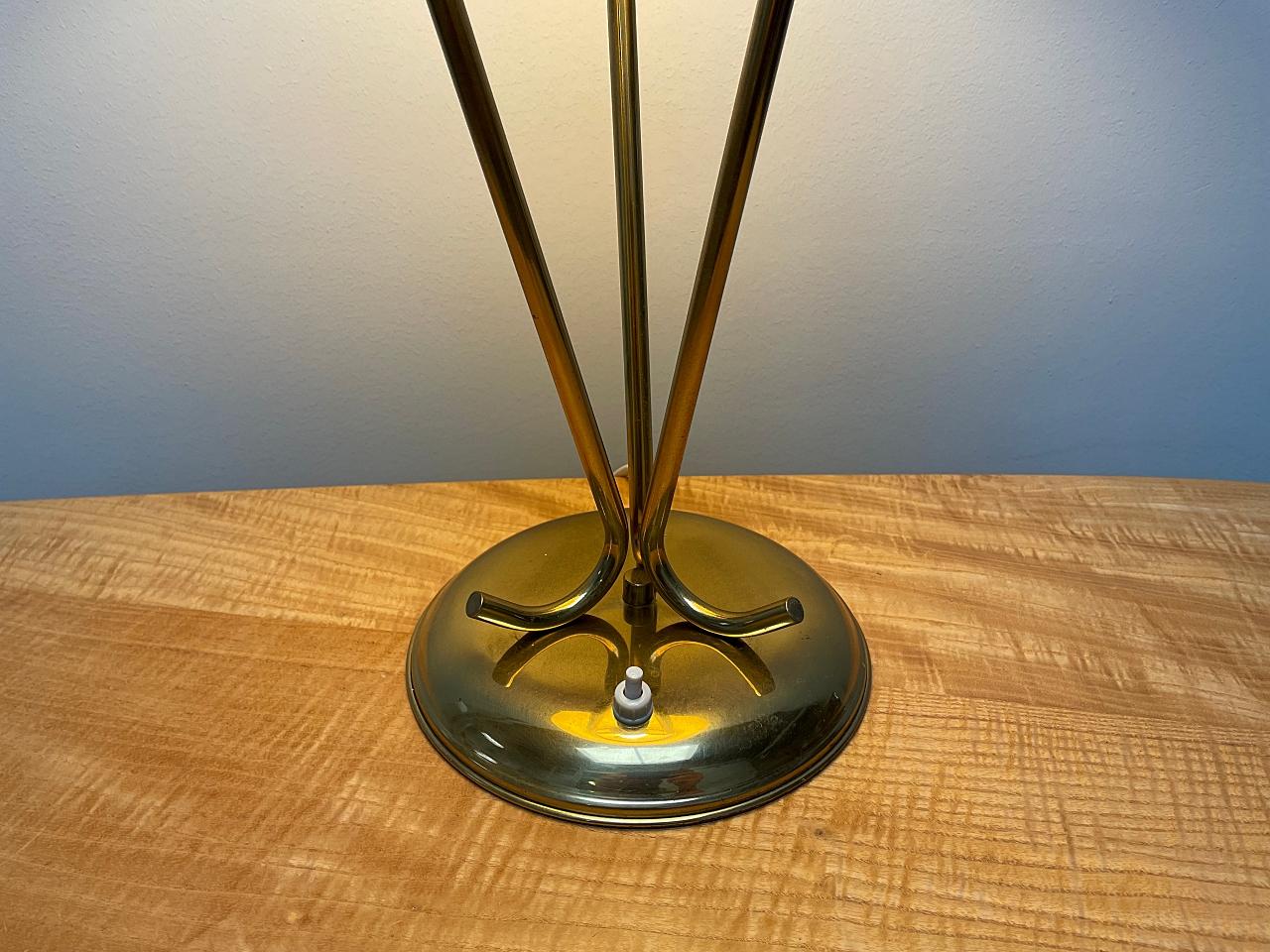 J.T. KALMAR Tripod Brass Table Lamp, Josef Frank Style, 1960s, Austria In Good Condition For Sale In Biebergemund, Hessen