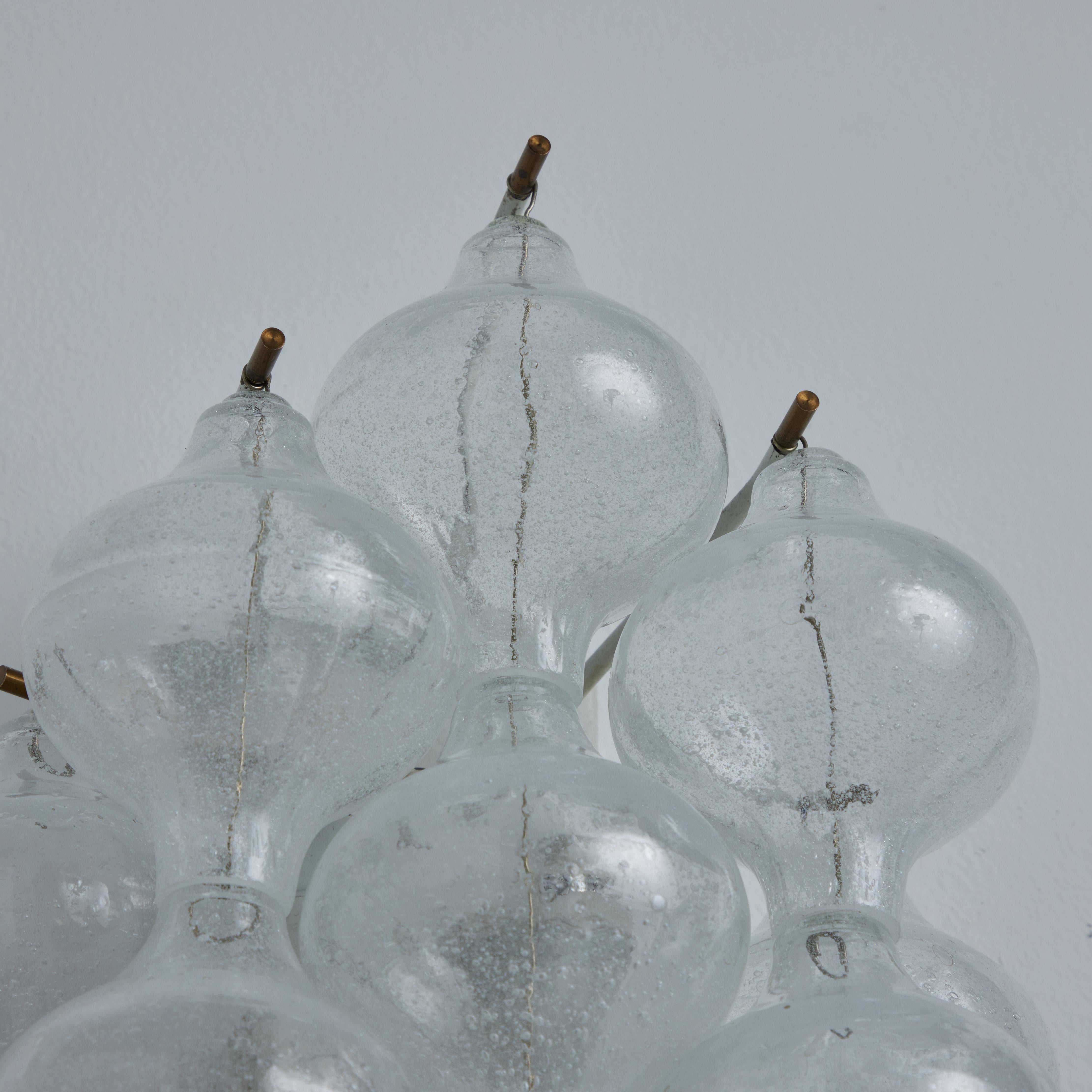 JT Kalmar 'Tulipan 9WA' Wandleuchter aus mundgeblasenem Muranoglas mit 9 Globen  (Mitte des 20. Jahrhunderts) im Angebot