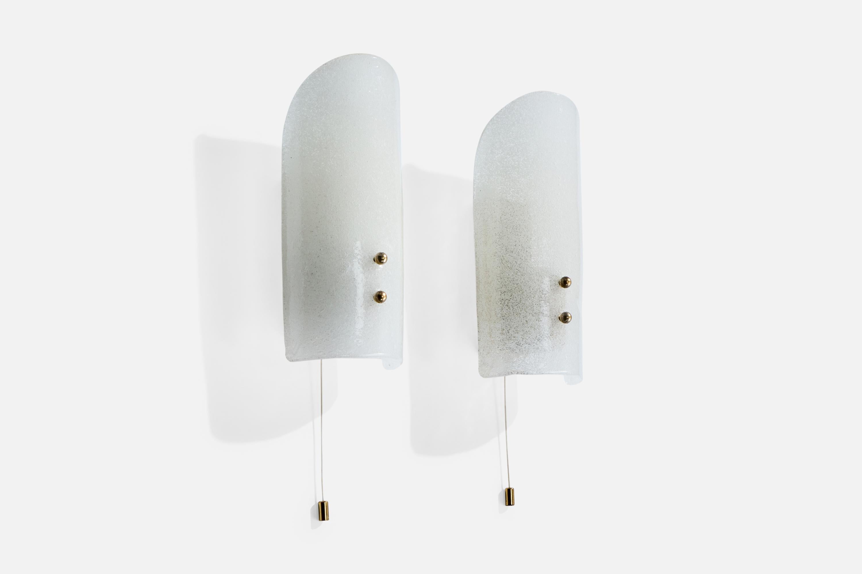 Pareja de apliques de cristal opalino blanco y latón fabricados por J.T. Kalmar, Austria, c. 1960.

Dimensiones totales (pulgadas): 9,25