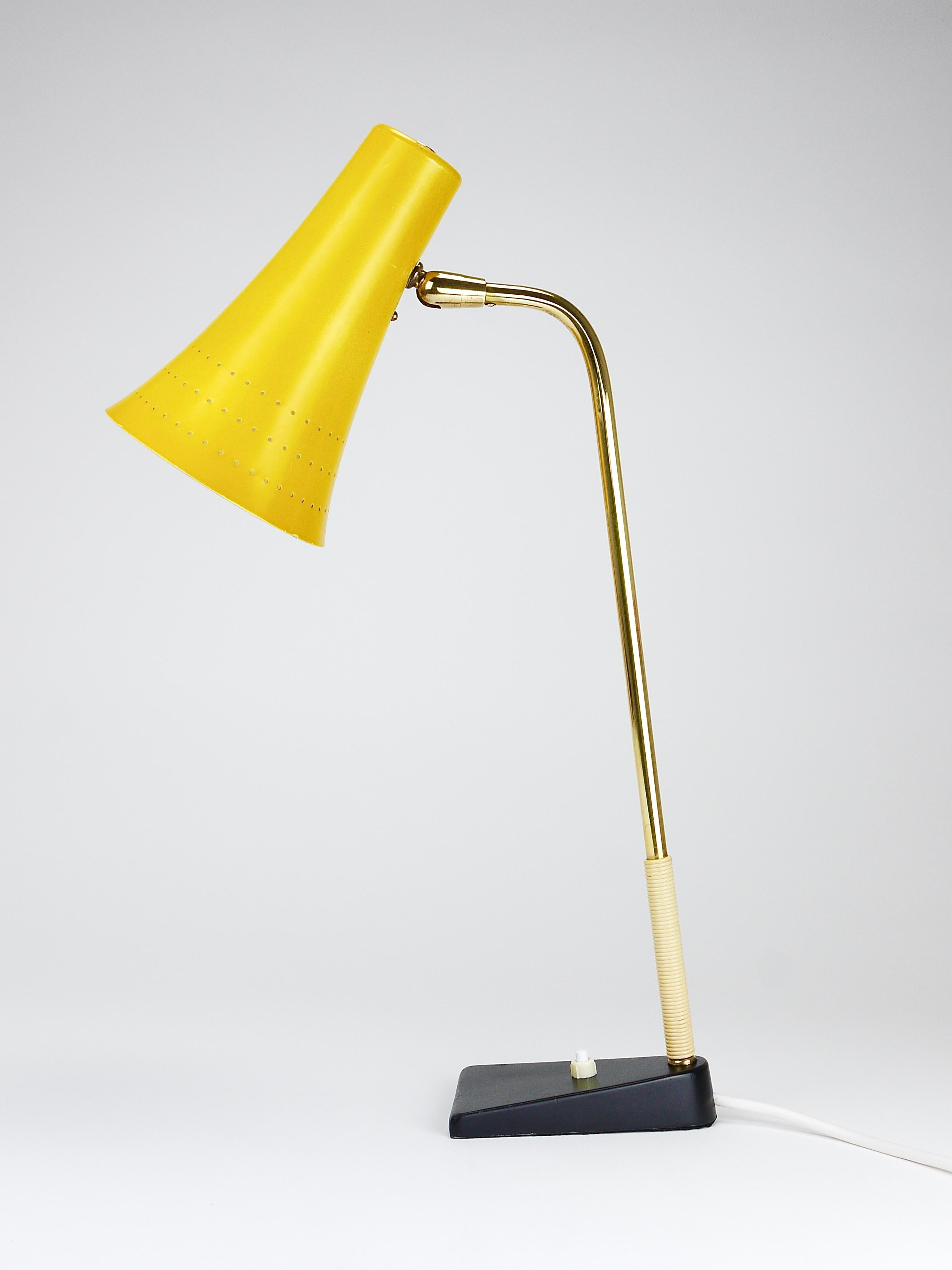 J.T. Kalmar Gelbe Tischbeistellleuchte, Messing & Eisen, Wien, Österreich, 1950er Jahre im Angebot 2