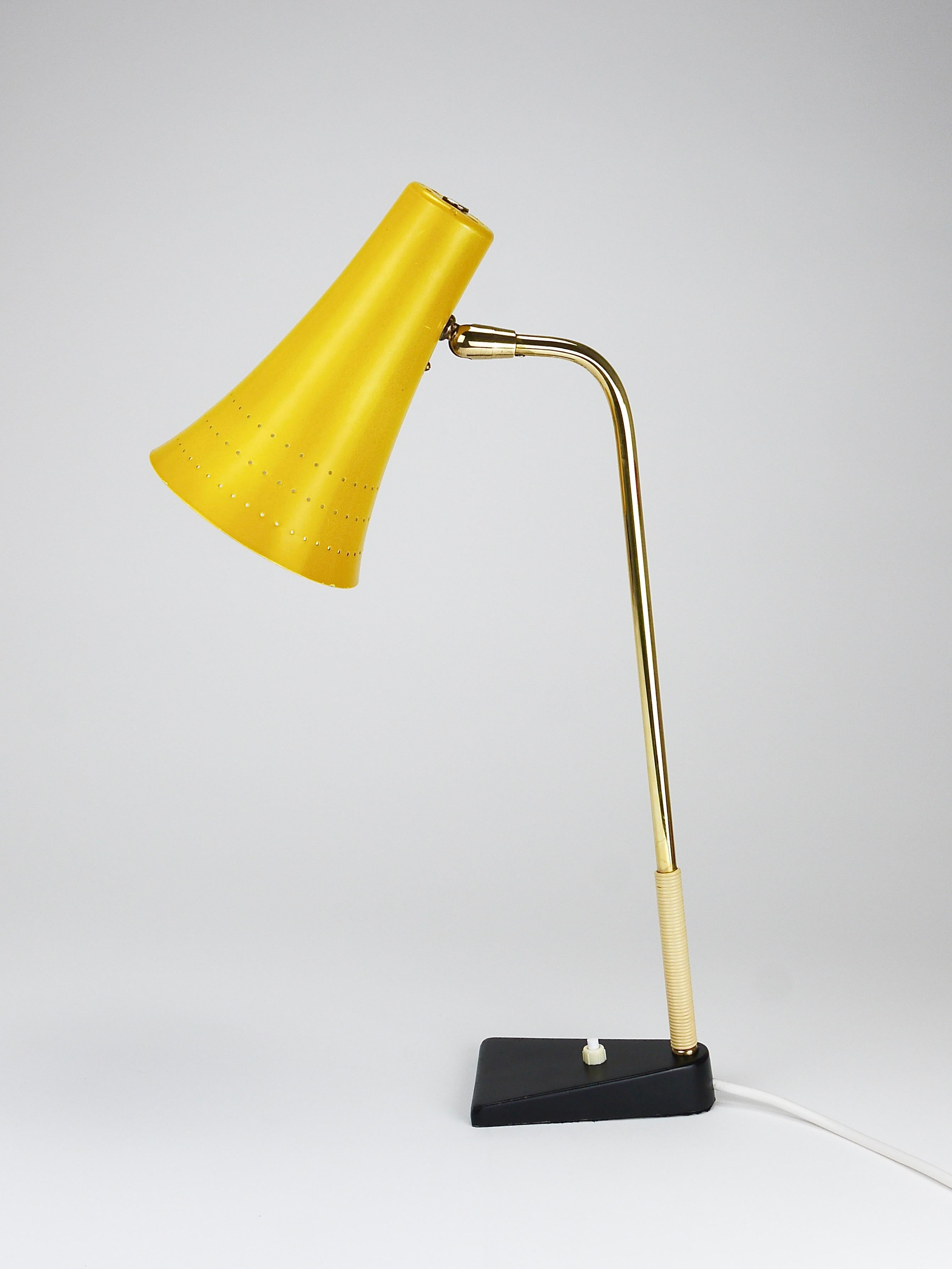 J.T. Kalmar Gelbe Tischbeistellleuchte, Messing & Eisen, Wien, Österreich, 1950er Jahre im Angebot 4