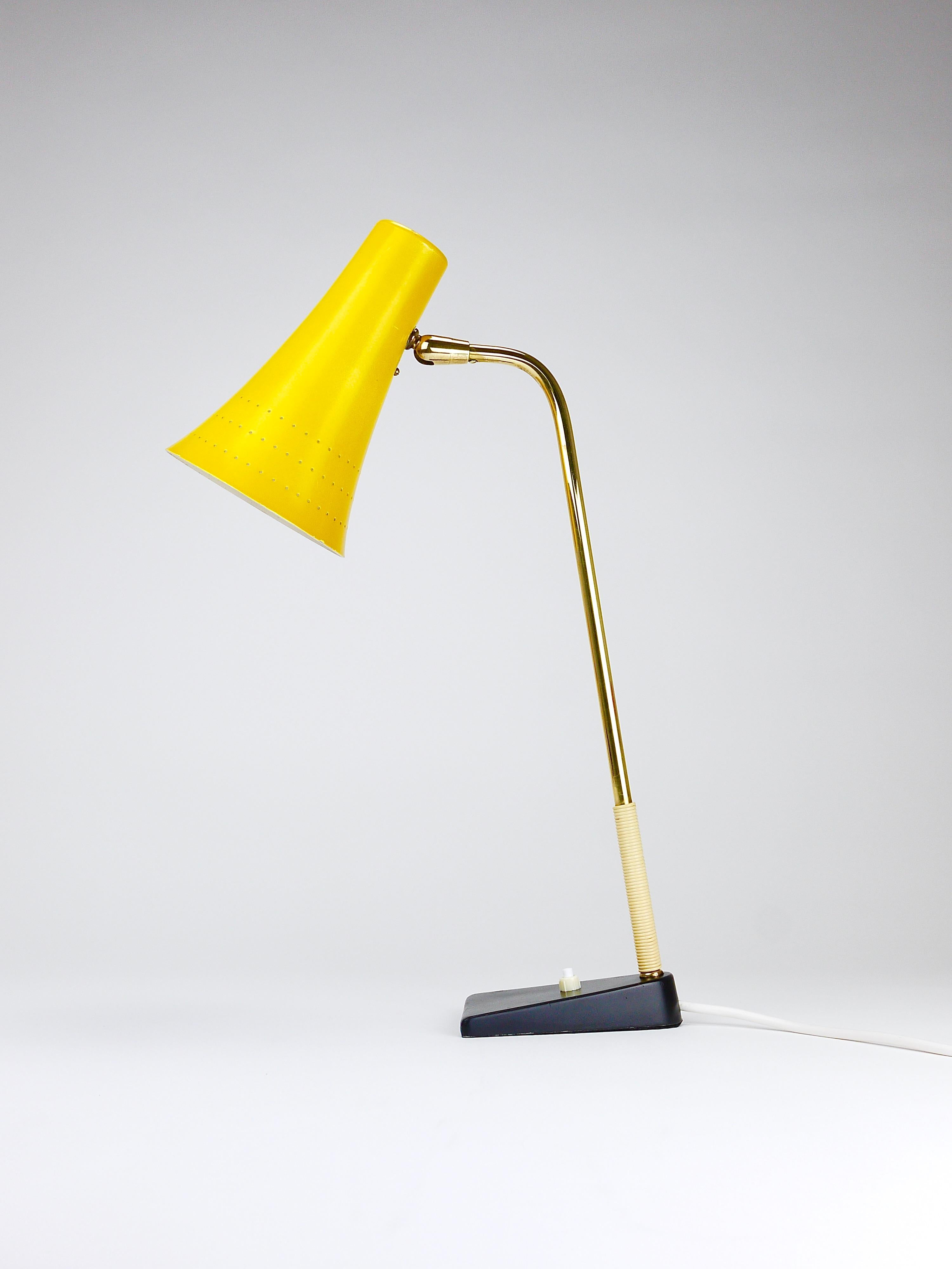 Eine schöne Modernist Midcentury Schreibtisch, Tisch, oder Beistelllampe aus den 1950er Jahren. Entworfen von Julius Theodor Kalmar und hergestellt von J.T. Kalmar Wien, Österreich. Diese Lampe ist eine Version des Modells 